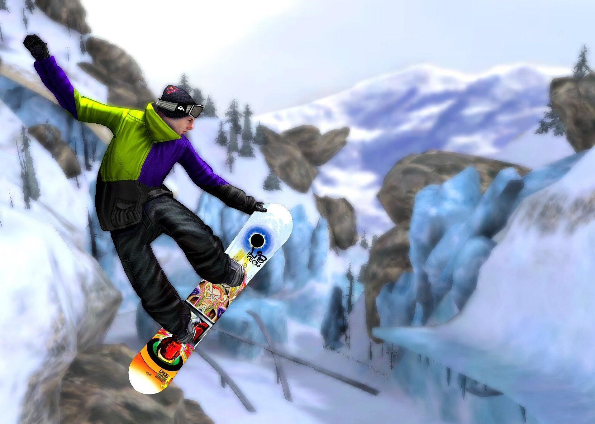 Ein Snowboarder springt von einer schneebedeckten Klippe. Er trägt bunte Kleidung. Berge und Himmel im Hintergrund.