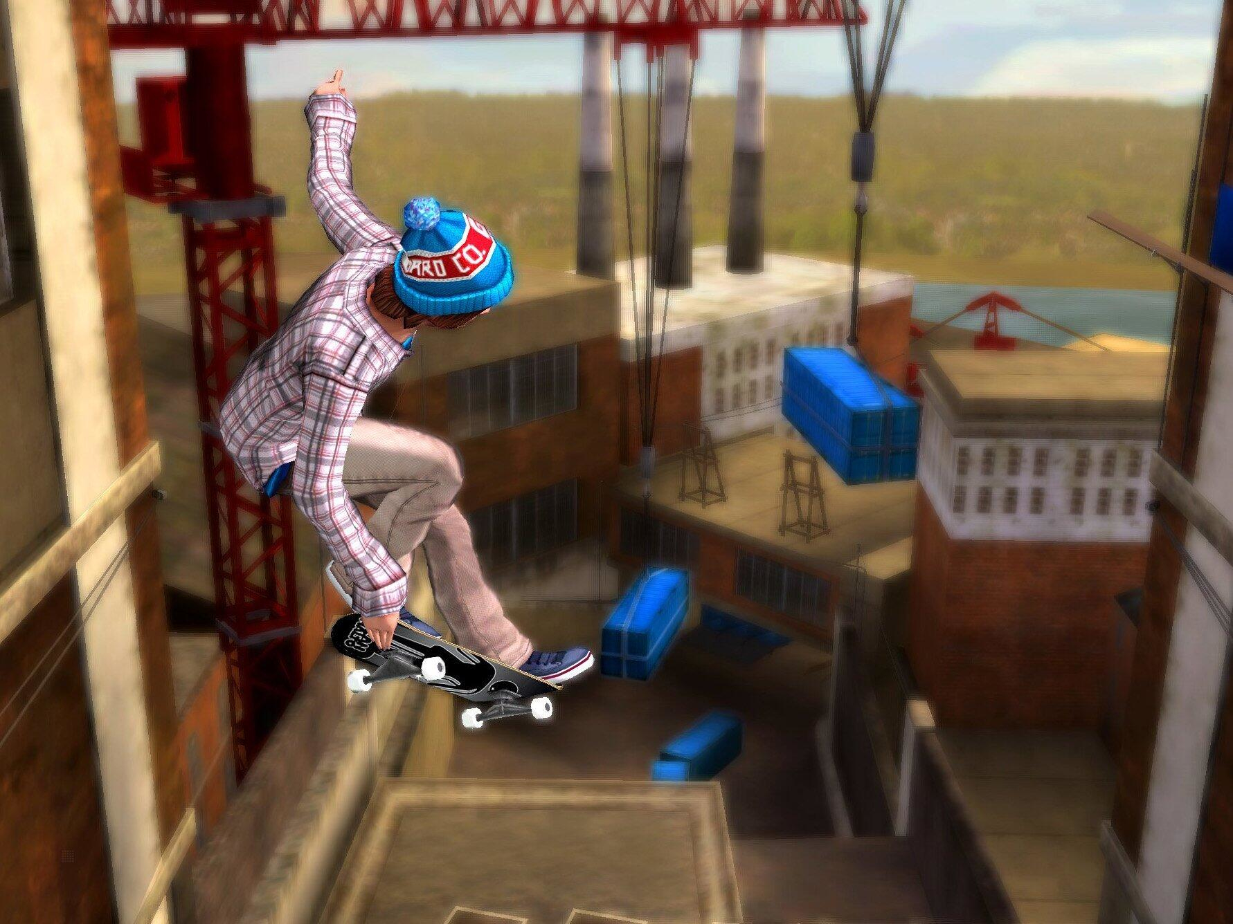 Ein Skateboarder macht einen Trick auf einem Dach. Ein roter Kran und Gebäude sind im Hintergrund.