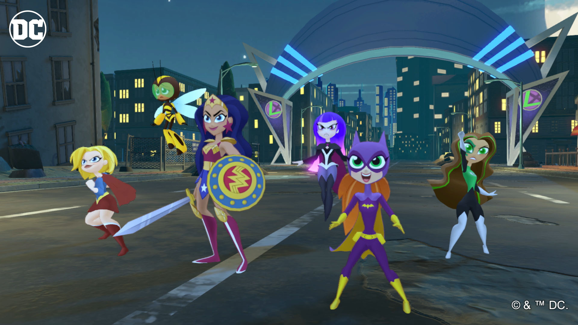 Wiele DC Super Hero Girls stoi razem na ulicy miasta, z podświetlonym łukiem.