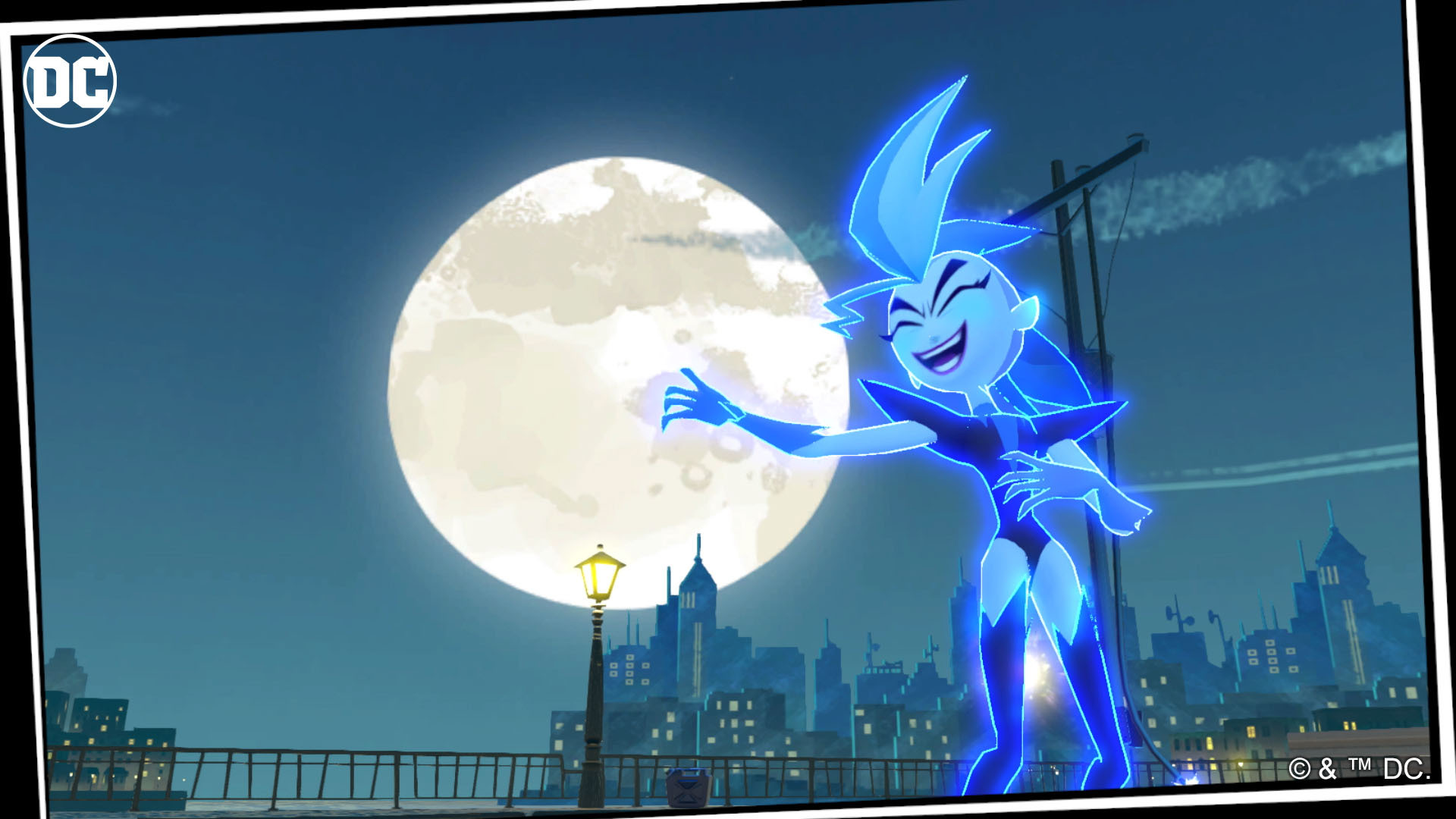 Kobieca postać w niebieskim kolorze z dużym księżycem w tle, pozująca na tle panoramy miasta.