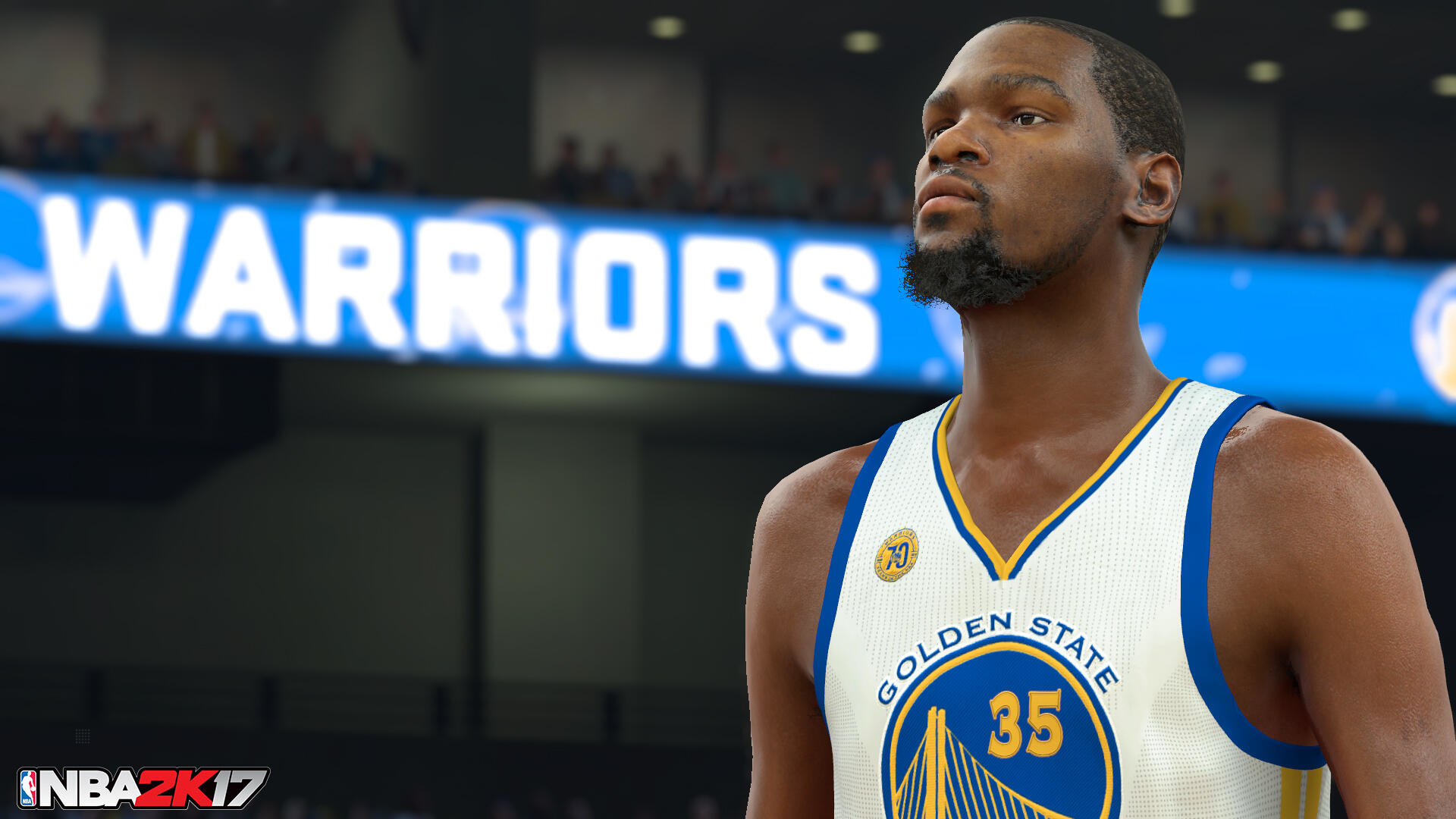 Koszykarz Kevin Durant w koszulce Golden State Warriors, patrzący w górę, z transparentem.
