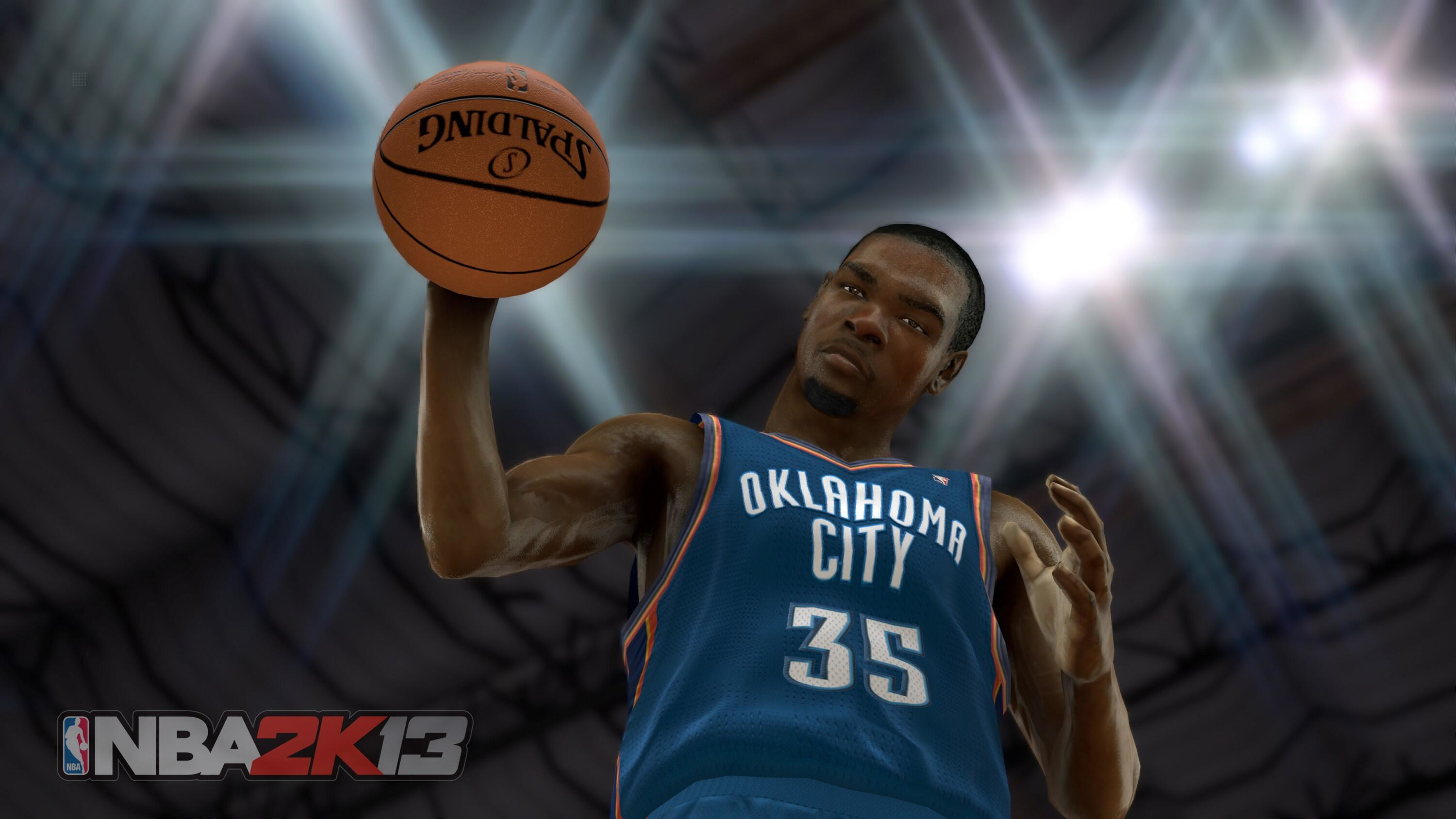 Gracz koszykówki Durant trzyma piłkę. Logo NBA 2K13 jest widoczne. Tłum jest w tle.
