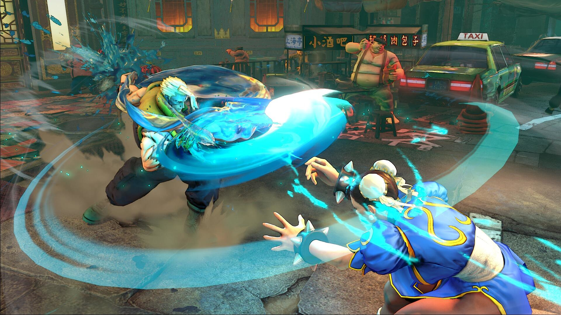 Zwei Kämpfer in einem Street Fighter-Spiel kämpfen. Einer emittiert blaue Energie, der andere schlägt zu. Hintergrund: Stadt.