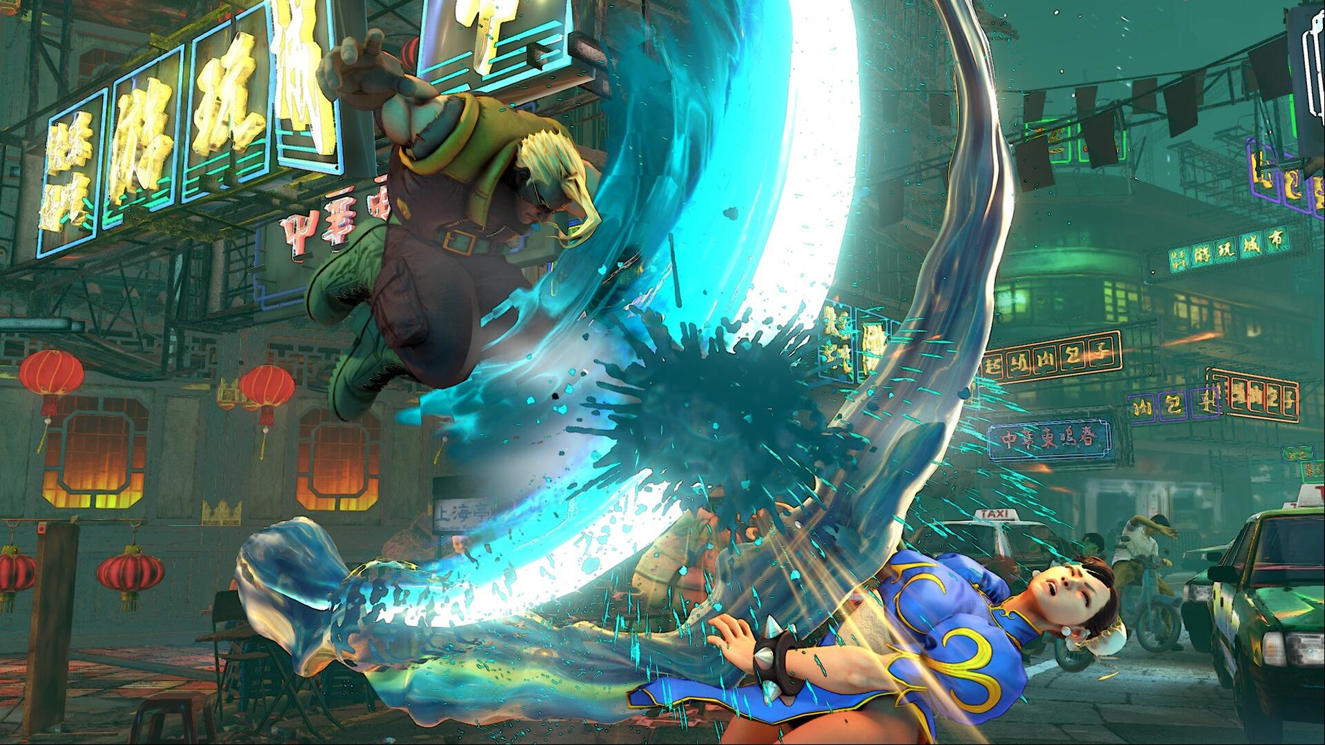 Eine Street Fighter-Spielszene. Ein Kämpfer wird von einer blauen Energieexplosion getroffen. Hintergrund: städtische Umgebung mit Schildern.