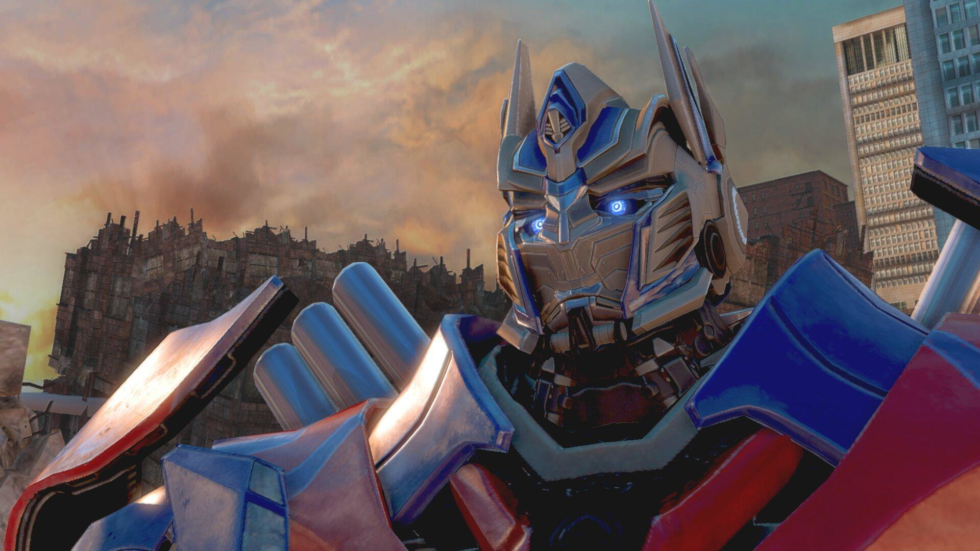 Optimus Prime z Transformers, widok z bliska z tłem miasta i ognistym niebem.