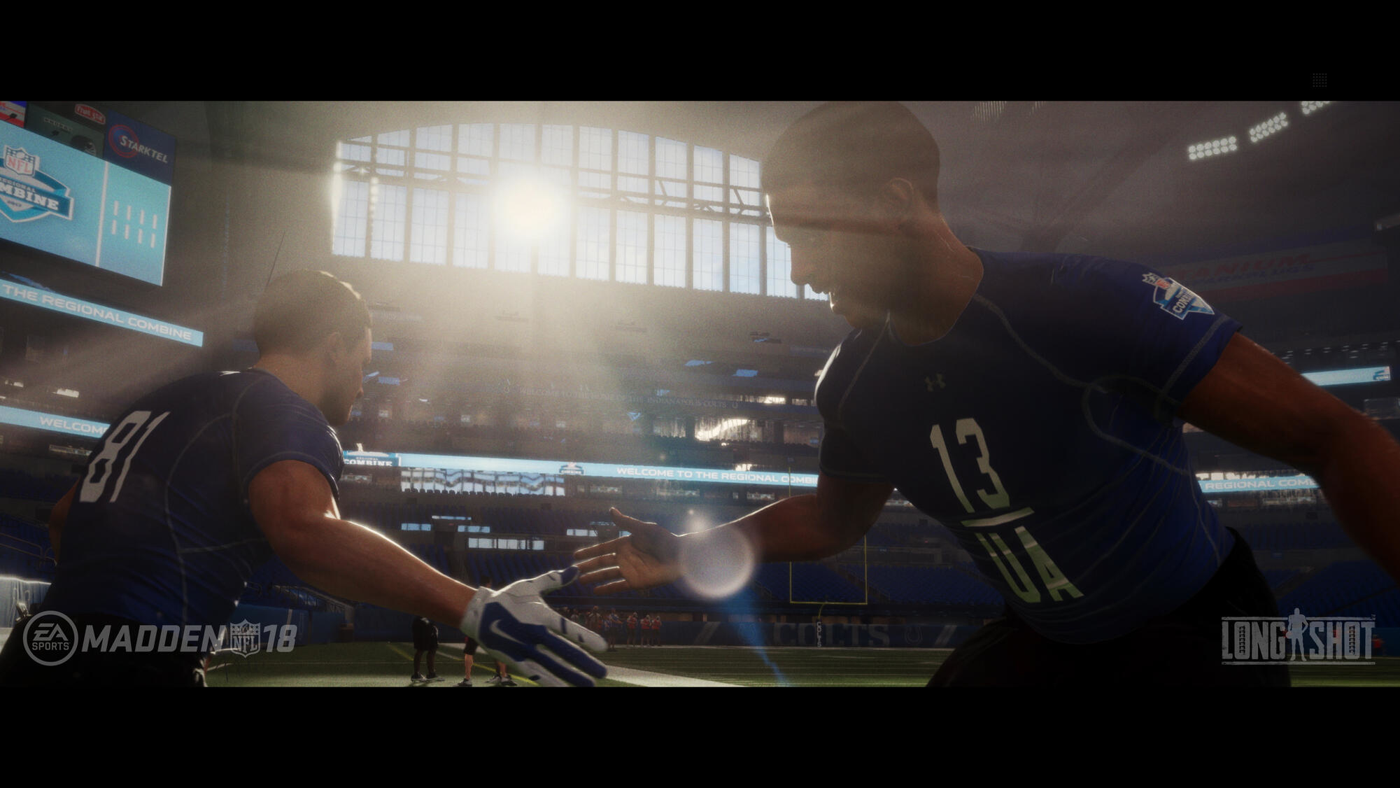Due giocatori di football in uniforme blu si stringono la mano, con una luce brillante sullo sfondo.