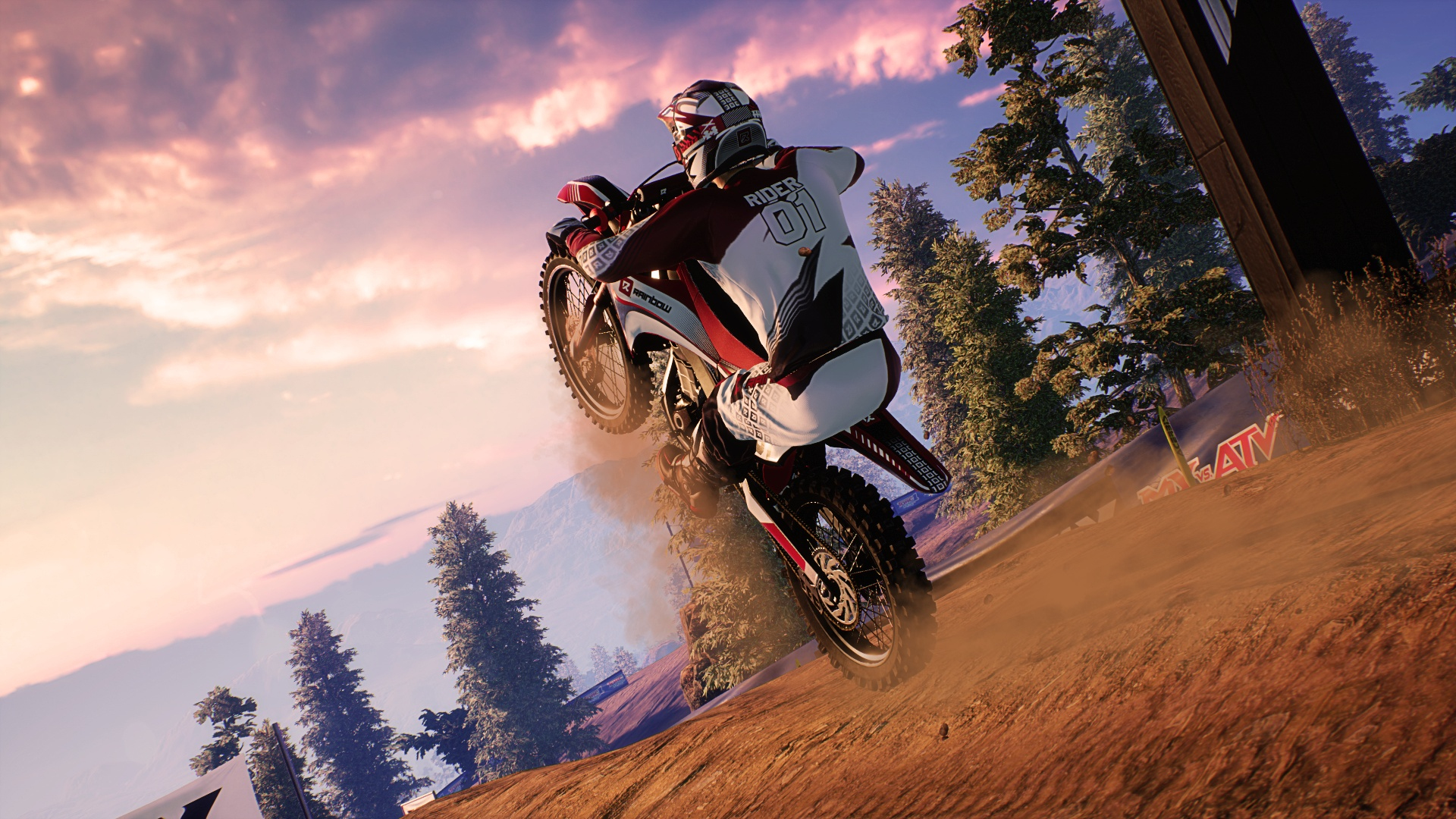 Ein Dirtbike-Fahrer springt in die Luft vor einem farbenfrohen Sonnenuntergangshimmel.