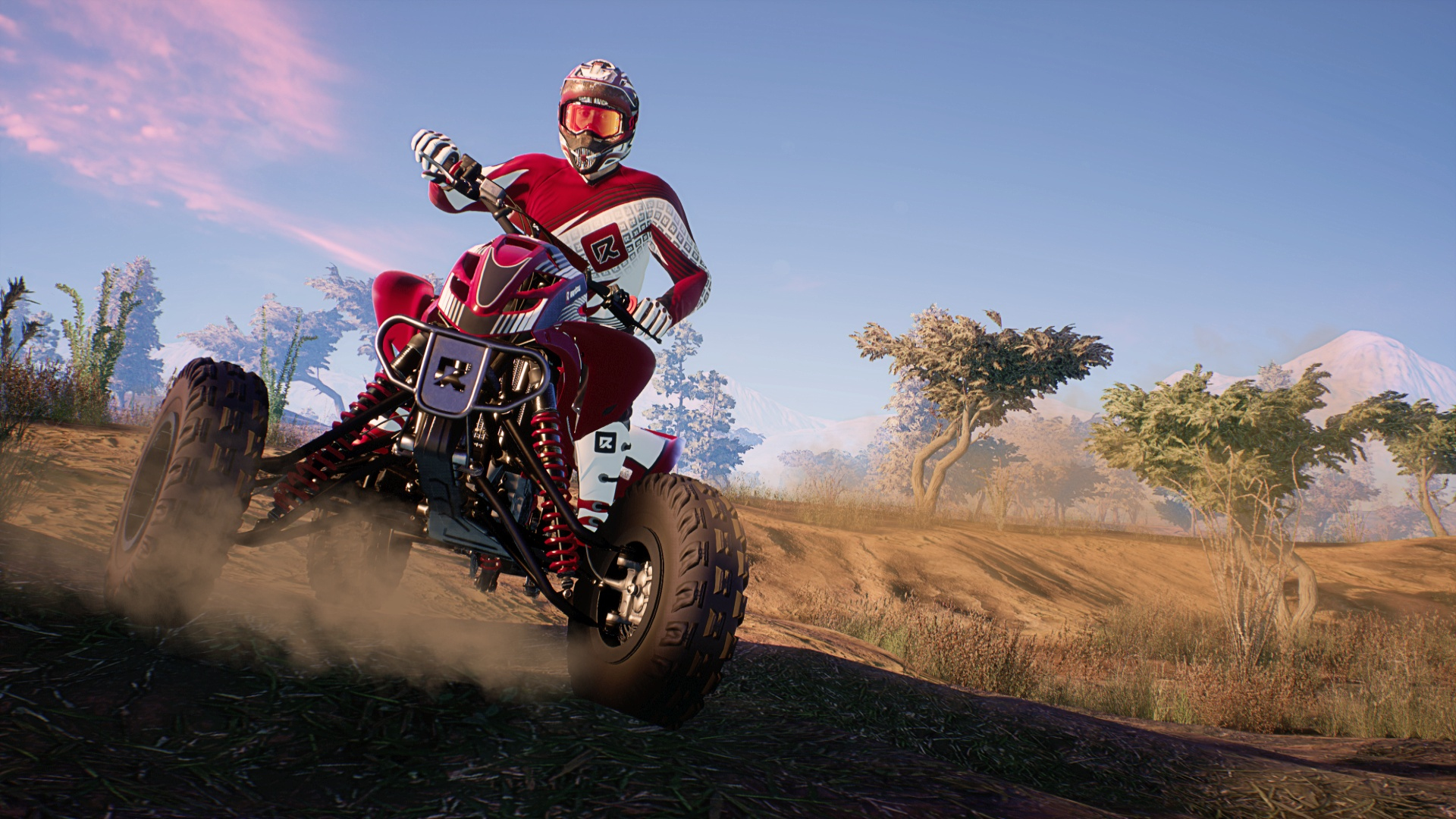 Eine Person fährt mit einem ATV auf einer Dirt-Strecke, wirbelt Staub auf, mit blauem Himmel.