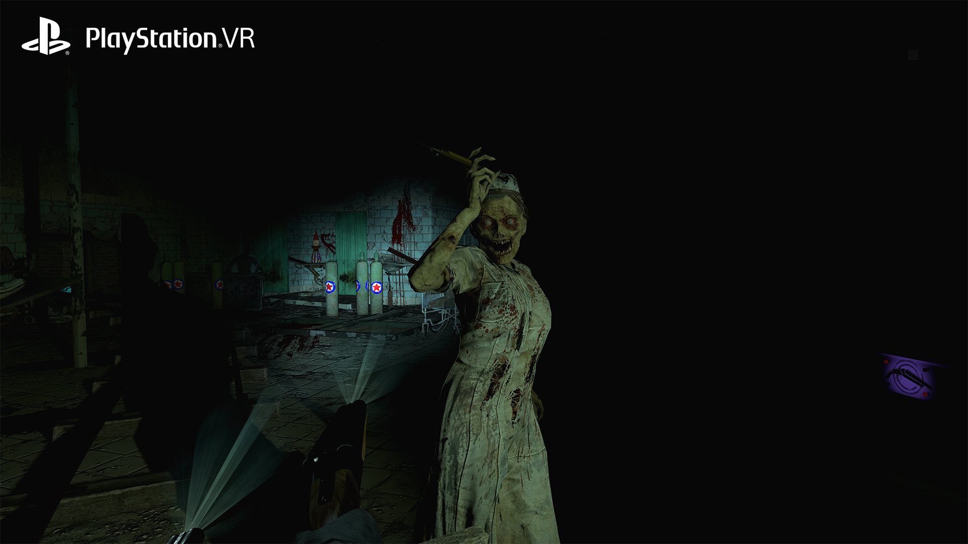 Scena z gry horror w ciemnym pokoju z zombie pielęgniarką trzymającą broń i logo PlayStation VR.