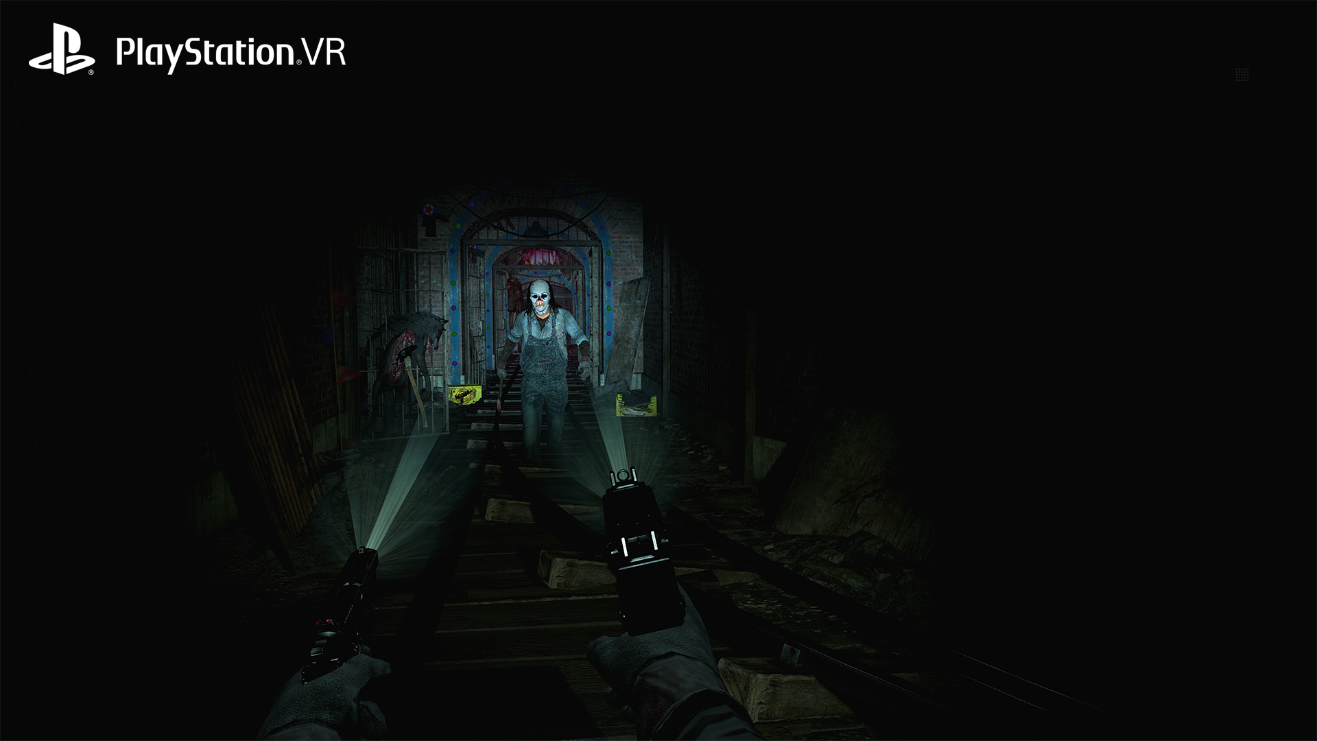 Widok z perspektywy pierwszej osoby w grze horror z dwiema latarkami i zombie w ciemnym tunelu. Logo PlayStation VR.