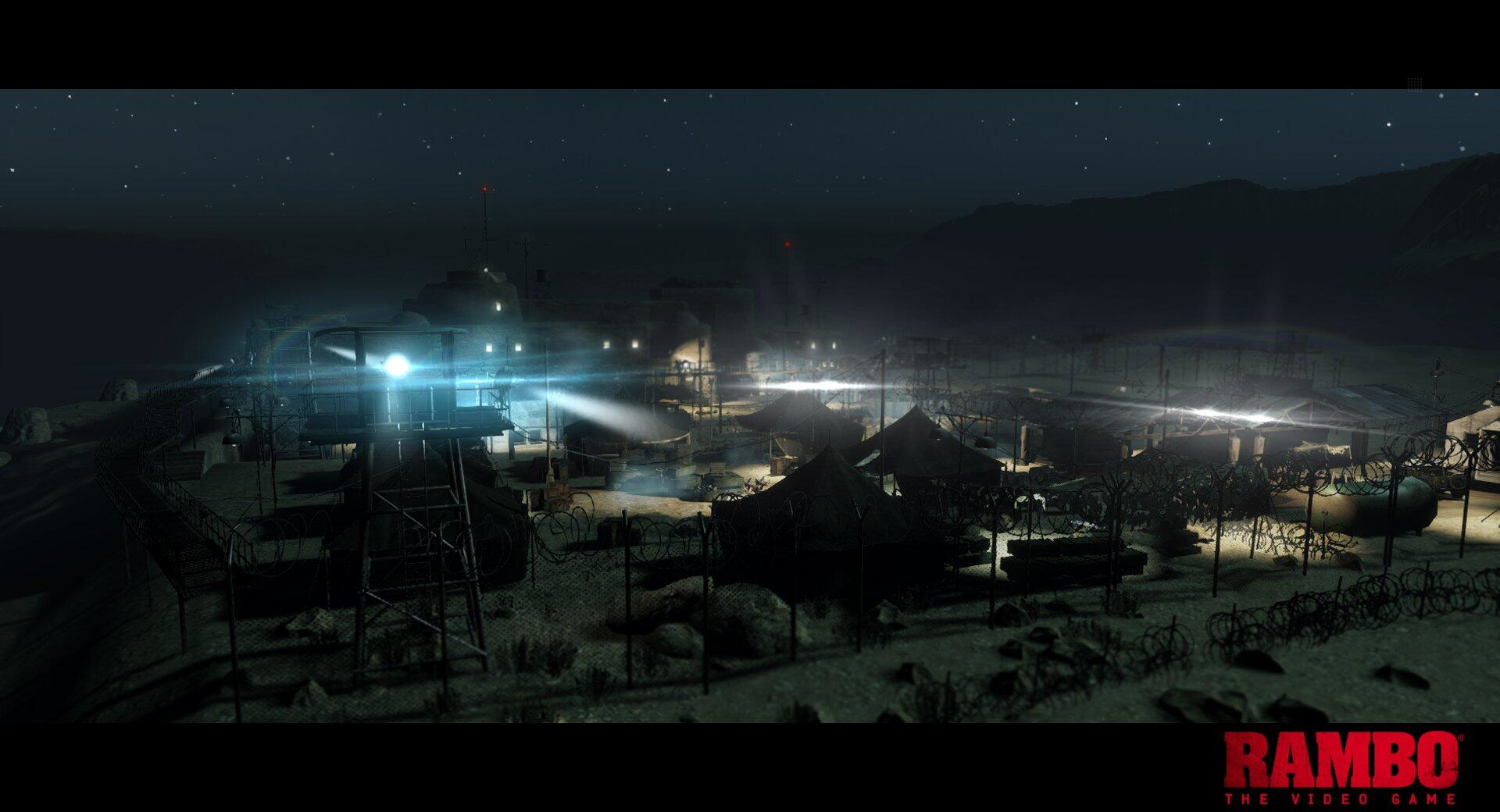 Nocna scena bazy wojskowej z reflektorami i namiotami, z logo gry na dole.