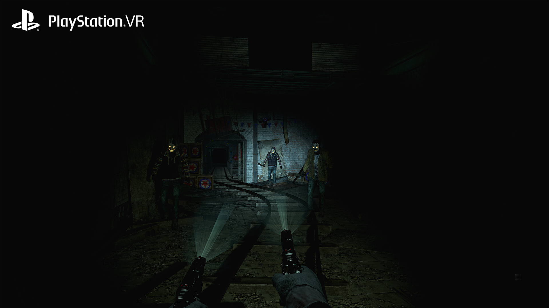 Widok z perspektywy pierwszej osoby w grze horror z dwiema bronią, zombie i ciemnym tunelem. Obecne jest logo PlayStation VR.
