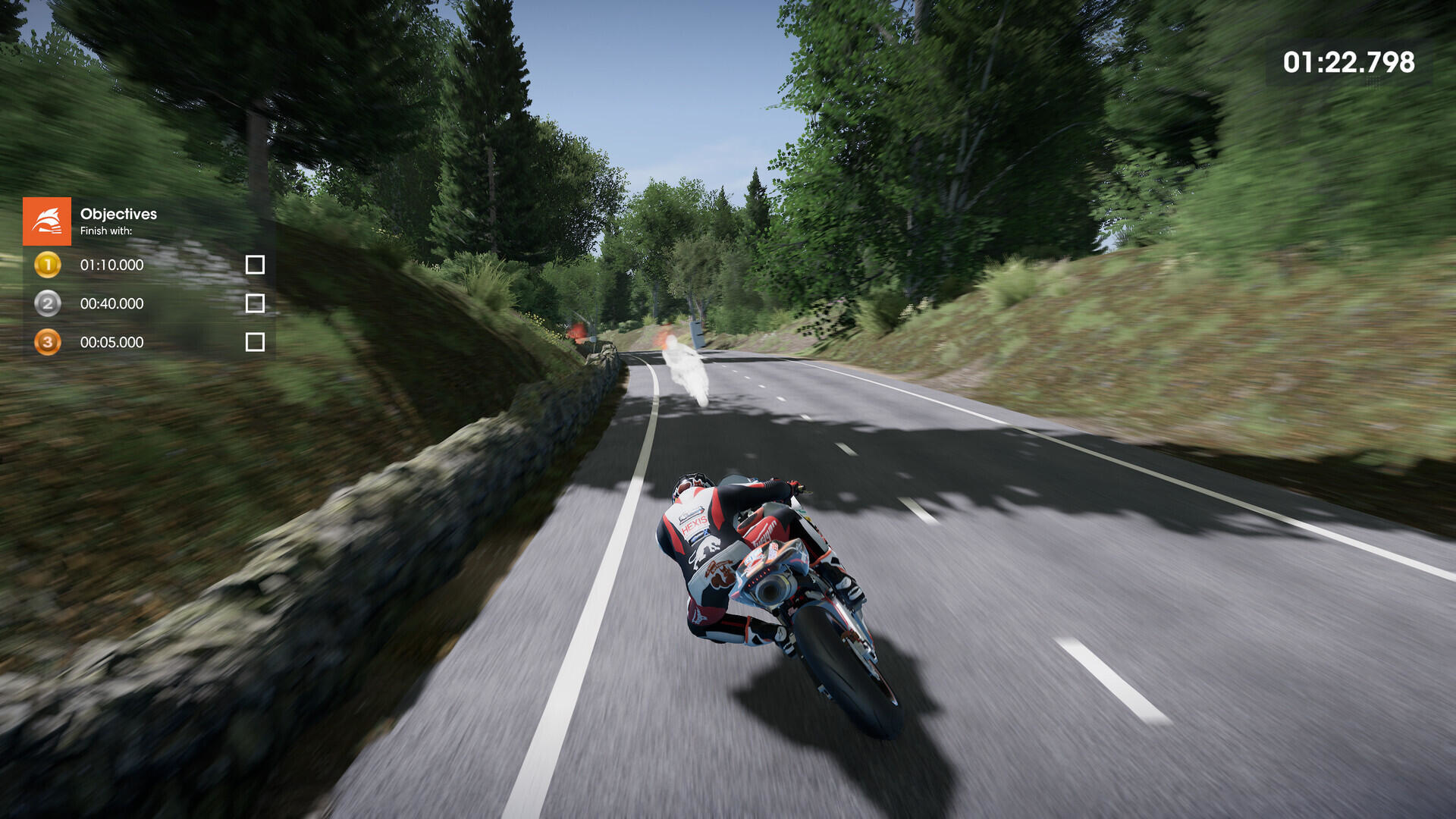 Carreras de motos en una carretera con curvas. Piloto inclinado, árboles y cielo al fondo, interfaz del juego.