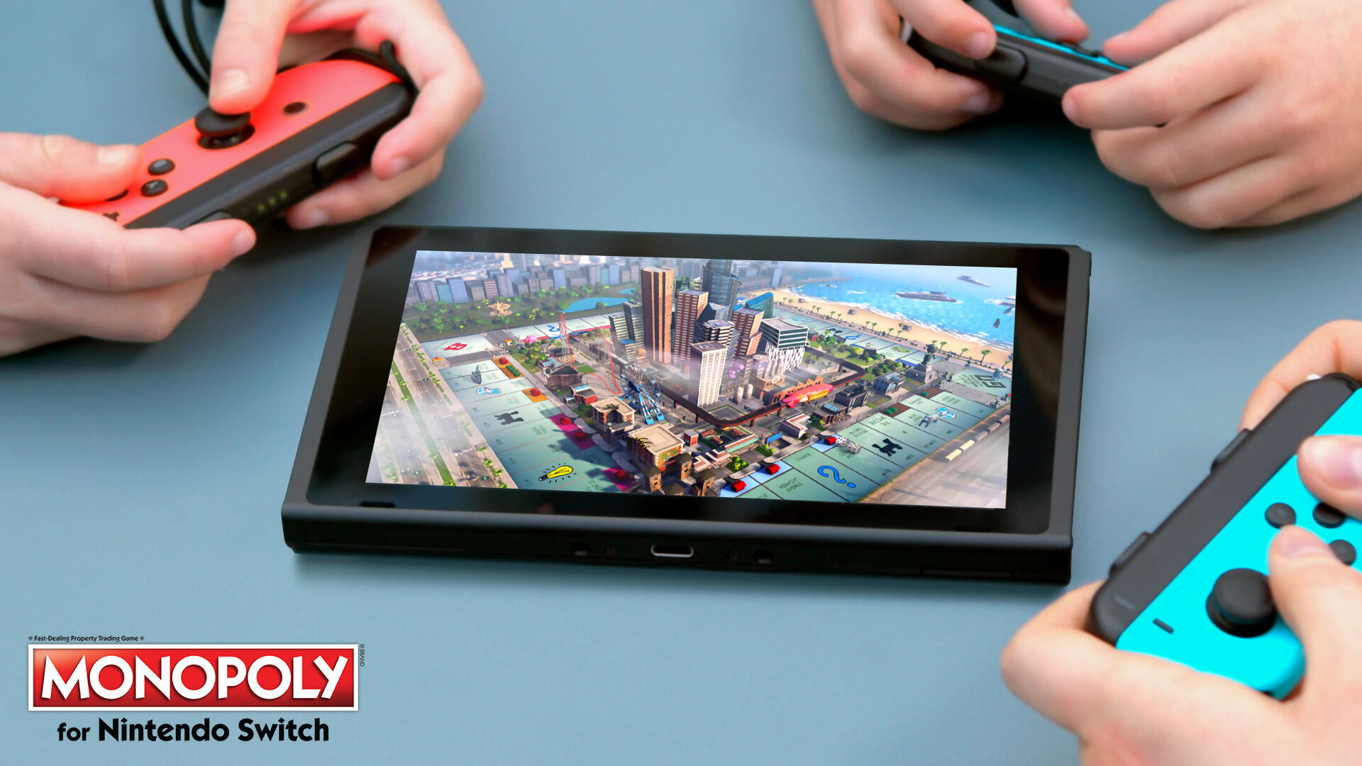 Hände halten Gamecontroller um ein Tablet mit einem Monopoly-Spiel.