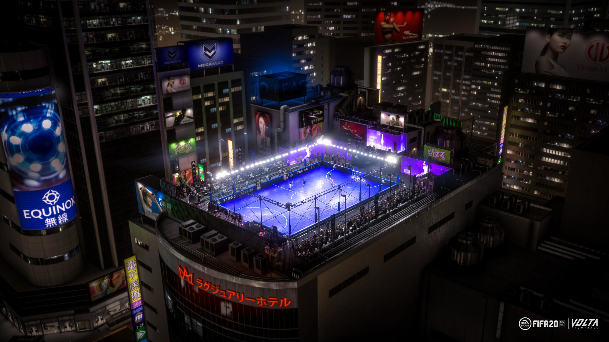 Scena nocna z boiskiem do piłki nożnej na szczycie budynków. Widoczne są neony i światła miasta.