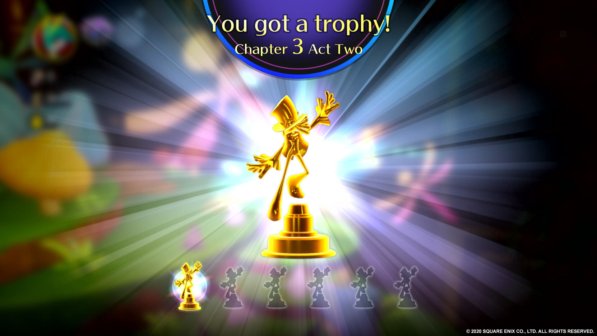 Złoty puchar z mężczyzną w cylindrze. Puchar stoi na złotym cokole.