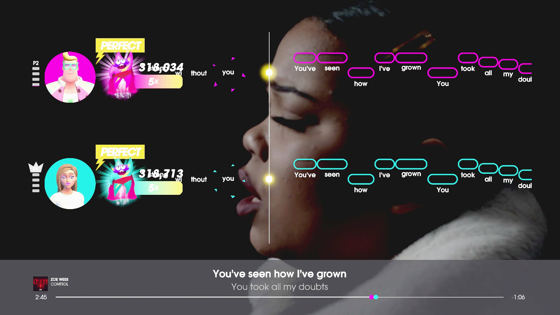 Una donna che canta, con interfaccia di gioco musicale, mostrando testi e punteggi.