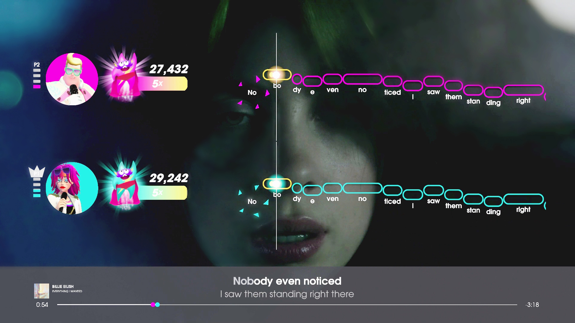 Una donna che canta, con interfaccia di gioco musicale, mostrando testi e punteggi.