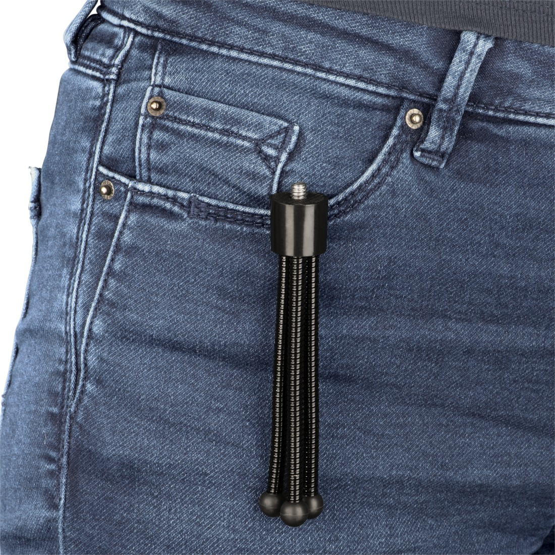 Noga mini statywu w kieszeni dżinsów. Niebieski denim, metalowe detale.