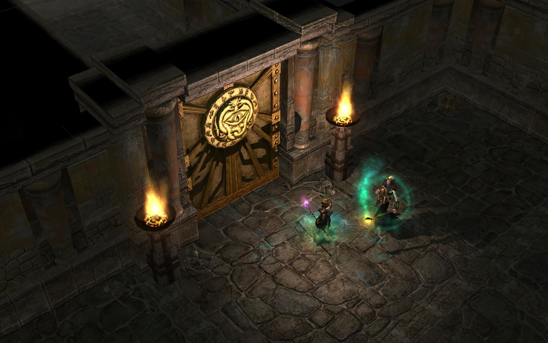 Eine Dungeon-Szene mit einer großen Tür und Fackeln. Zwei Charaktere und ein leuchtender Feind im Inneren. Dunkle Atmosphäre.