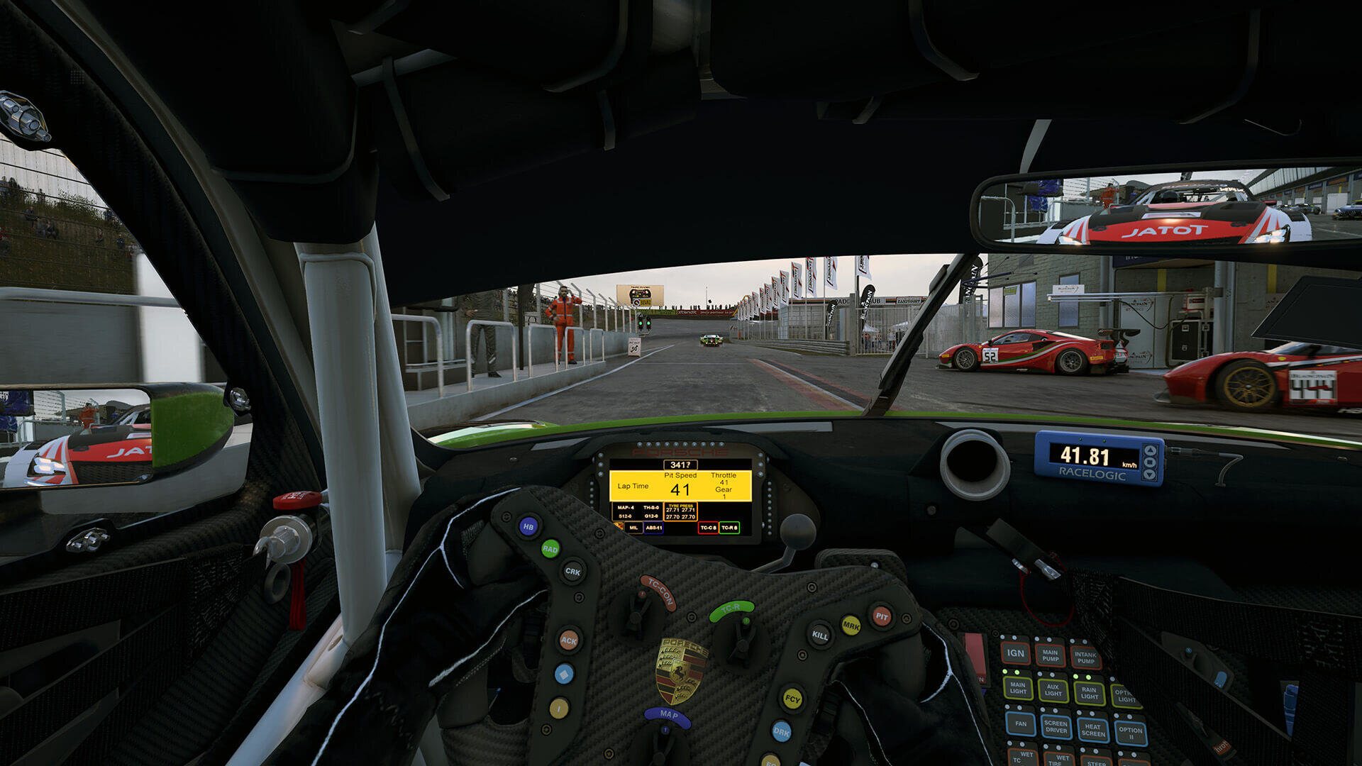 Cockpit-Ansicht eines Autos auf einer Rennstrecke, mit Armaturenbrett und anderen Autos.