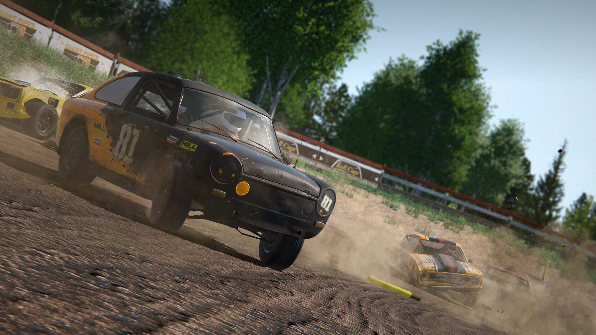 Rennwagen bei einem Dirt-Track-Rennen, ein schwarzes Auto im Fokus, andere verschwommen. Staub und Bewegung sichtbar.