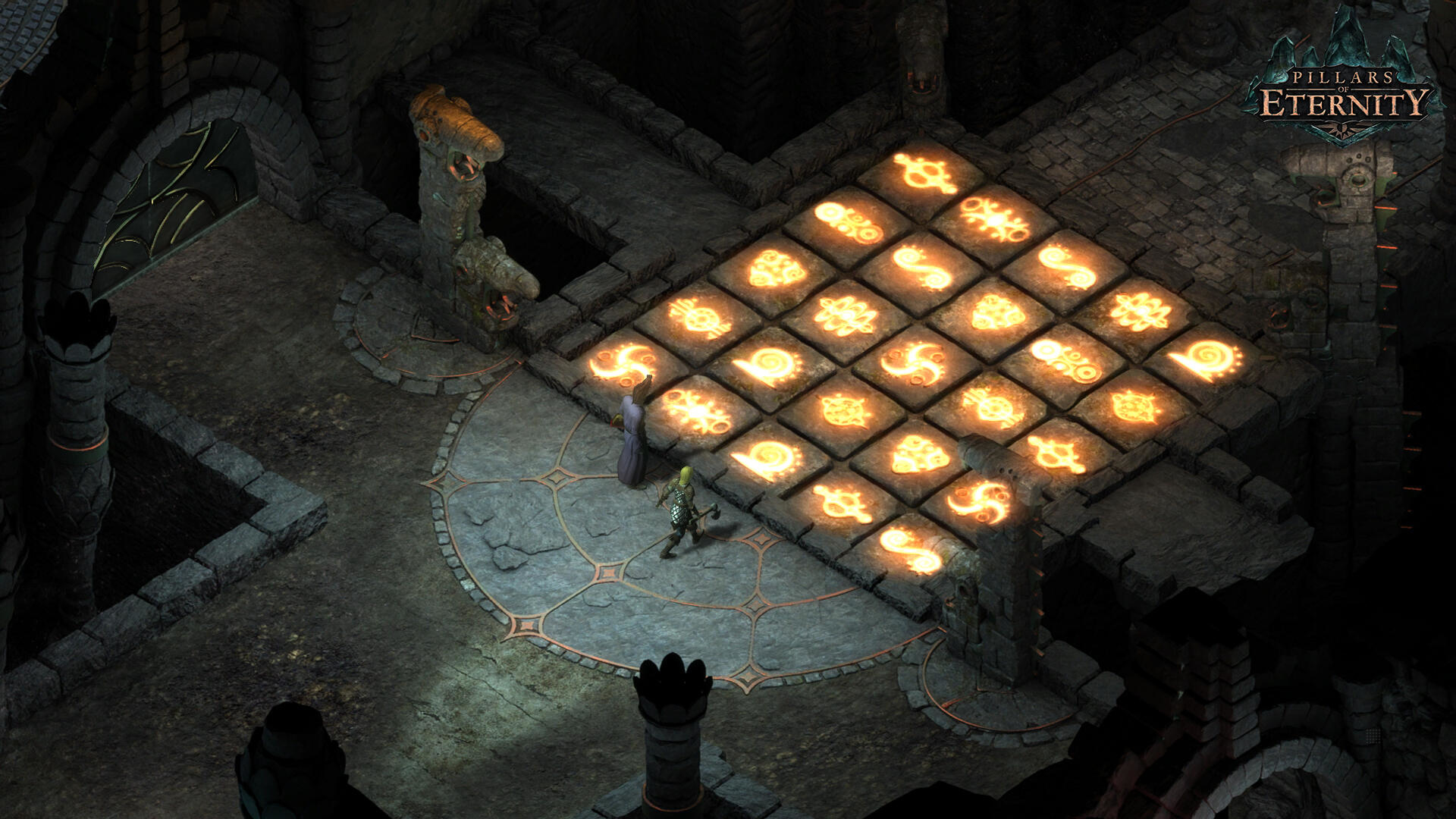 Draufsicht auf einen Dungeon. Figuren befinden sich in der Nähe eines beleuchteten Bodenmusters mit Runen.