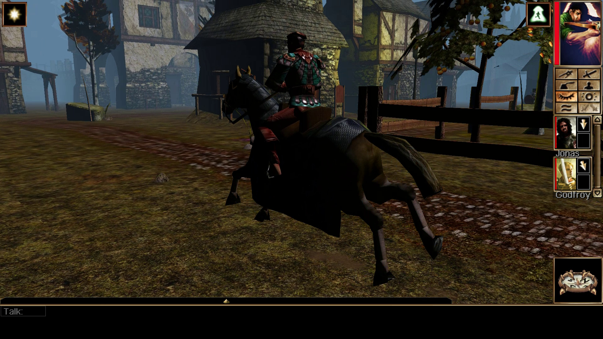 Mężczyzna jedzie konno przez mglistą wioskę. Scena pochodzi z gry. Widoczne są inne postacie.