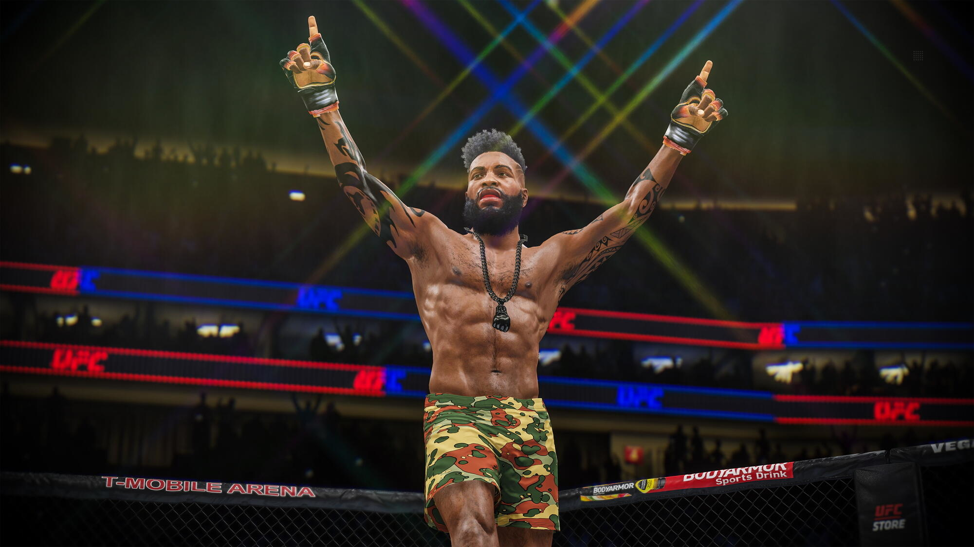 UFC-Kämpfer mit erhobenen Armen im Ring, trägt Shorts.