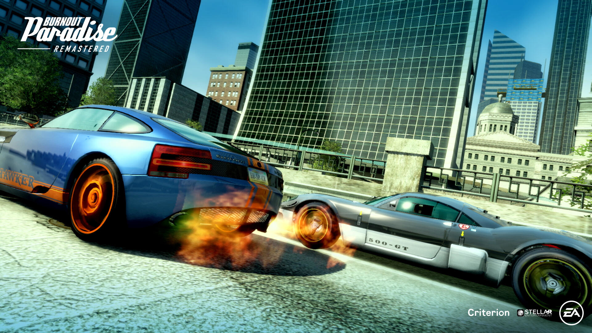 Niebieskie i szare samochody wyścigowe ścigają się, płomienie. Zrzut ekranu z gry Burnout Paradise Remastered.