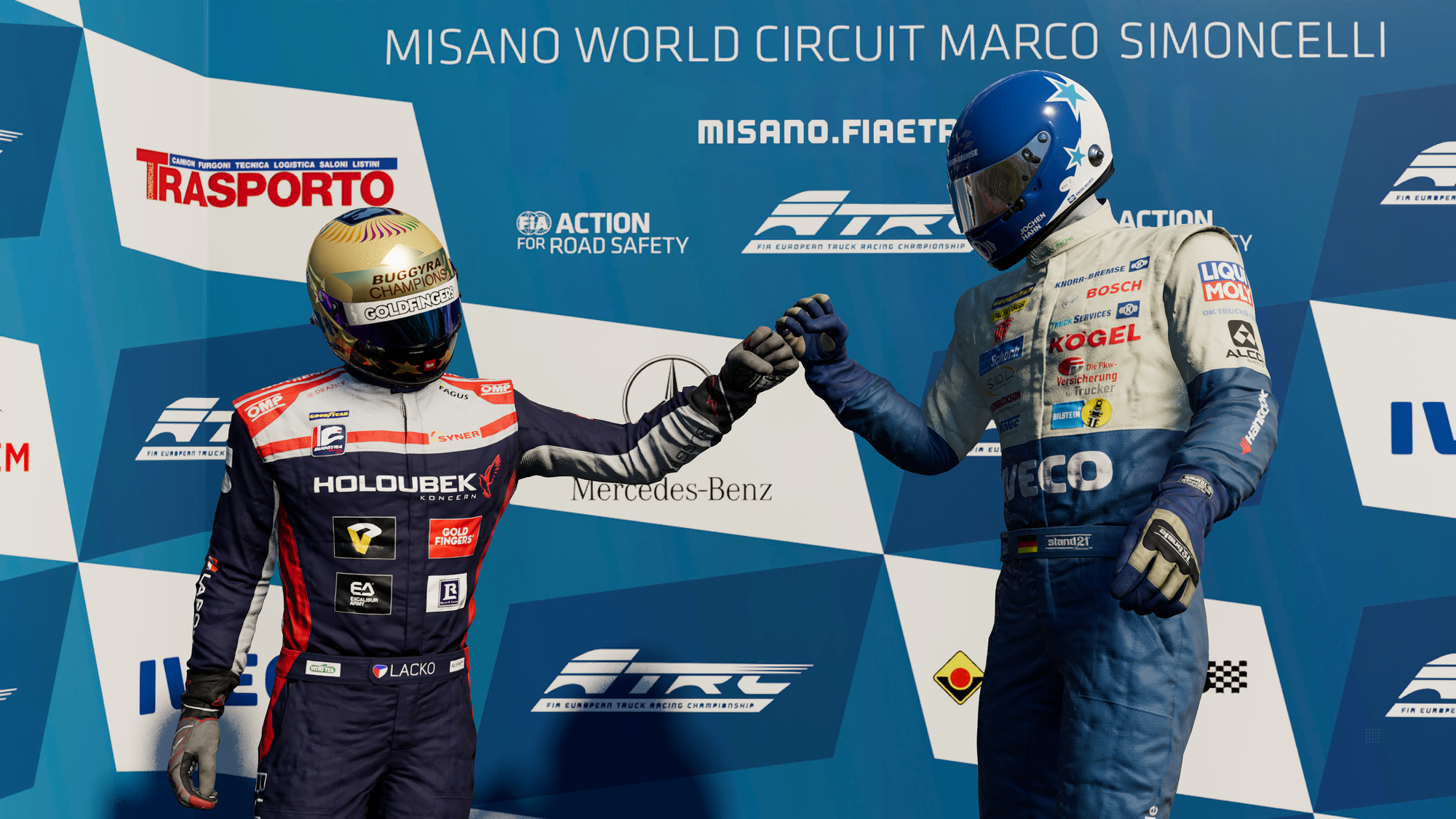 Dwóch kierowców wyścigowych podaje sobie ręce. Tło to baner toru wyścigowego Misano.