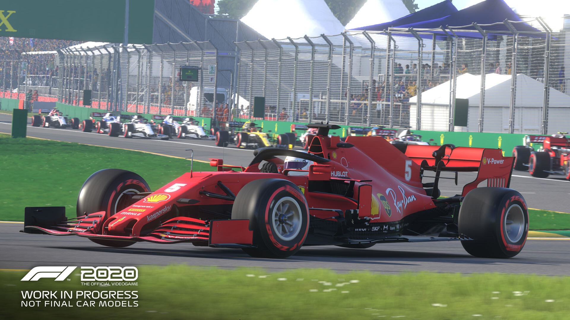 Ein rotes Formel-1-Auto auf einer Rennstrecke, mit anderen Autos im Hintergrund und dem 'F1 2020'-Logo.