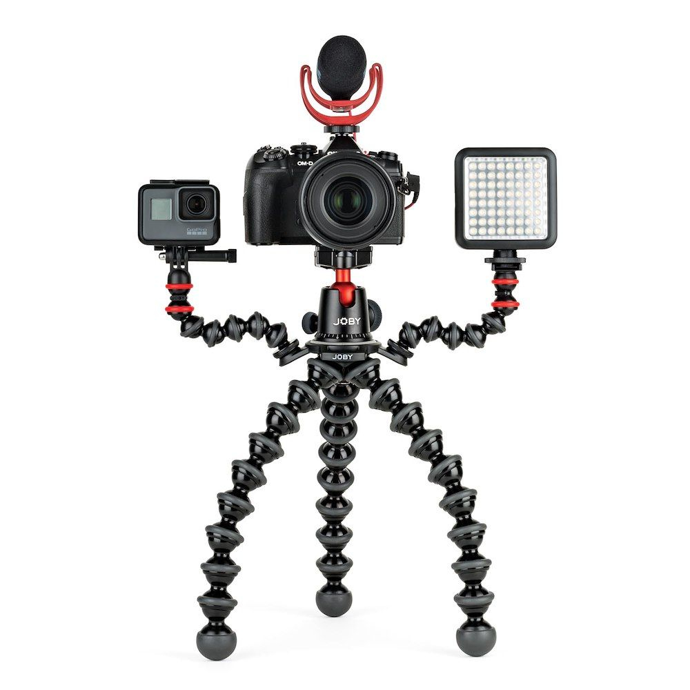 Un setup fotocamera su un treppiede flessibile. Include una GoPro, una fotocamera principale, luce e microfono.