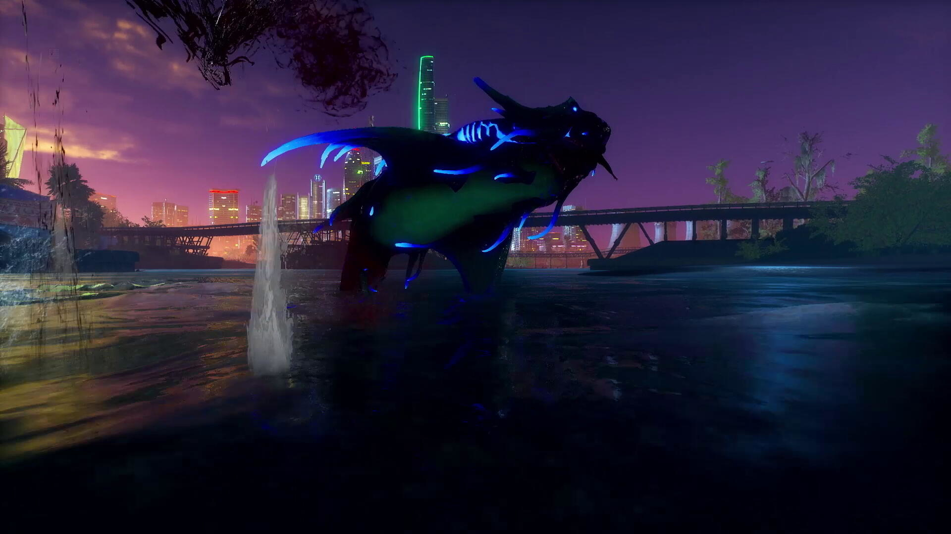 Stwór leci nad wodą o zmierzchu. W tle panorama miasta i most.