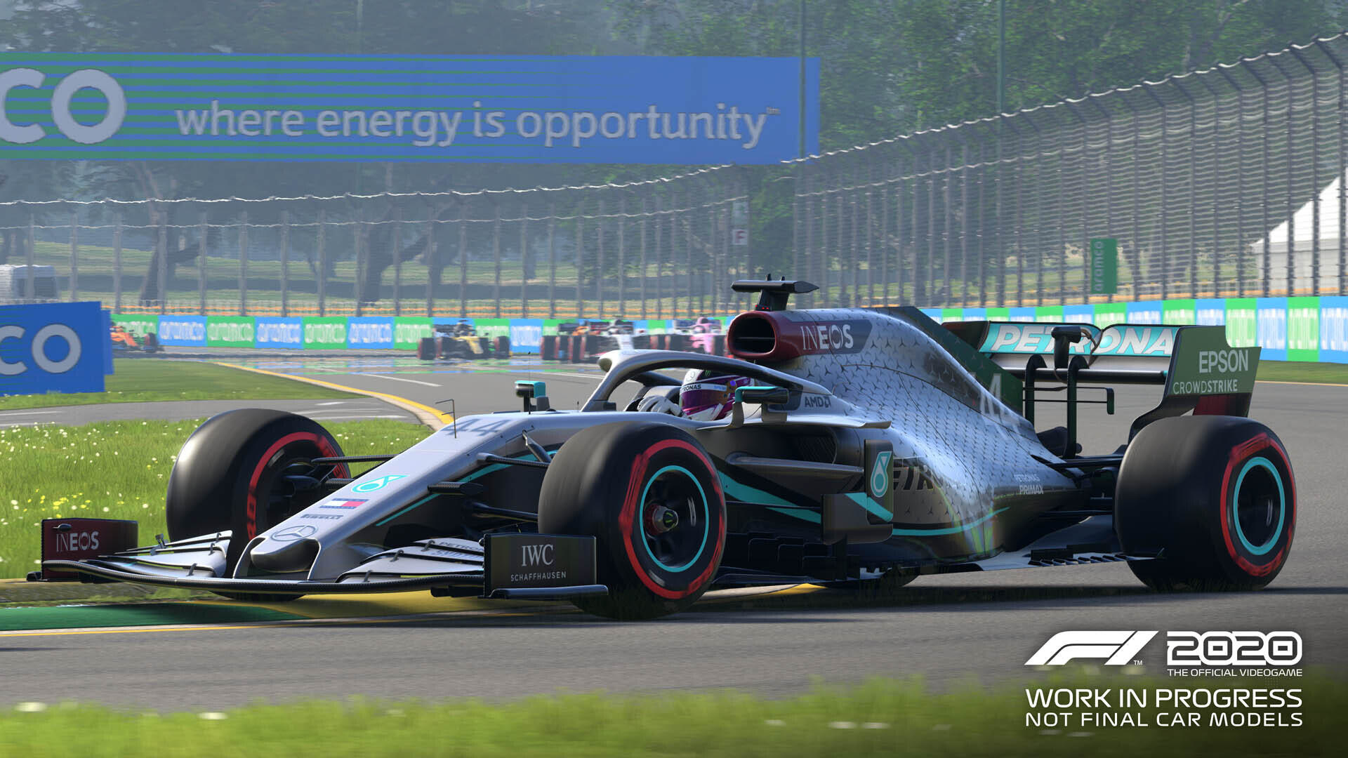 Formel-1-Rennwagen auf der Strecke. Grün-weißes Branding. Text: Wo Energie Chance ist.