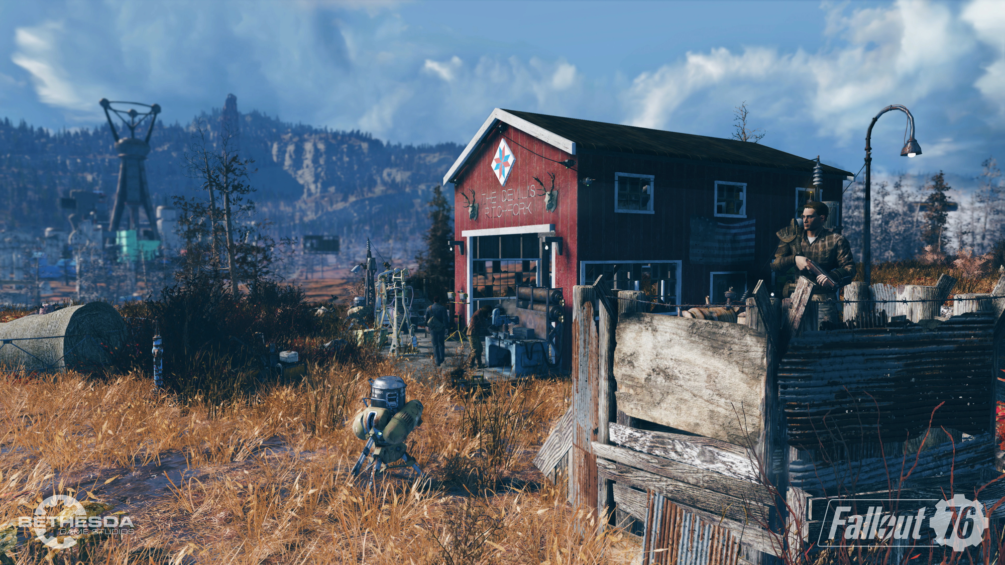 Scena z gry Fallout 76 z czerwonym budynkiem ze znakiem i postaciami na polu z wieżą w oddali.