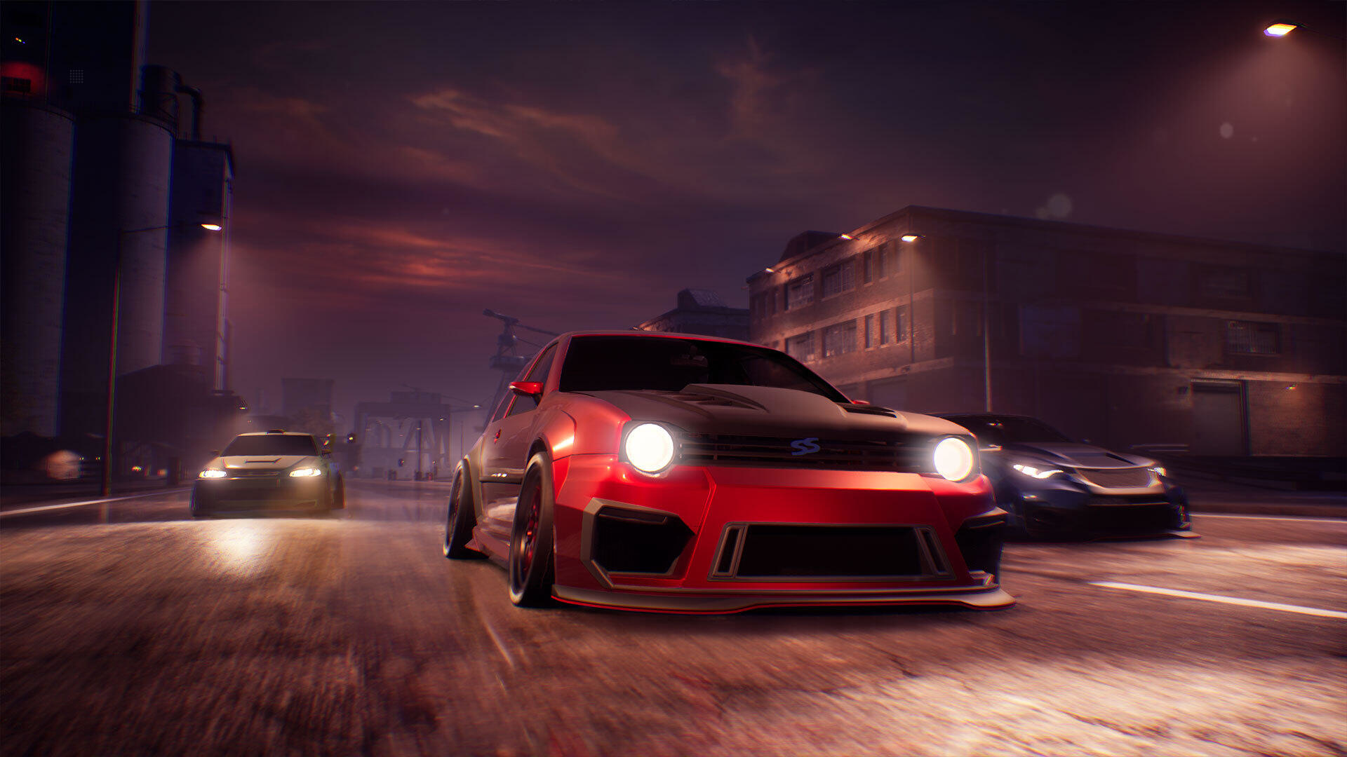 Trzy samochody ścigające się na drodze w nocy. Czerwony samochód z przodu, za nim biały i granatowy.