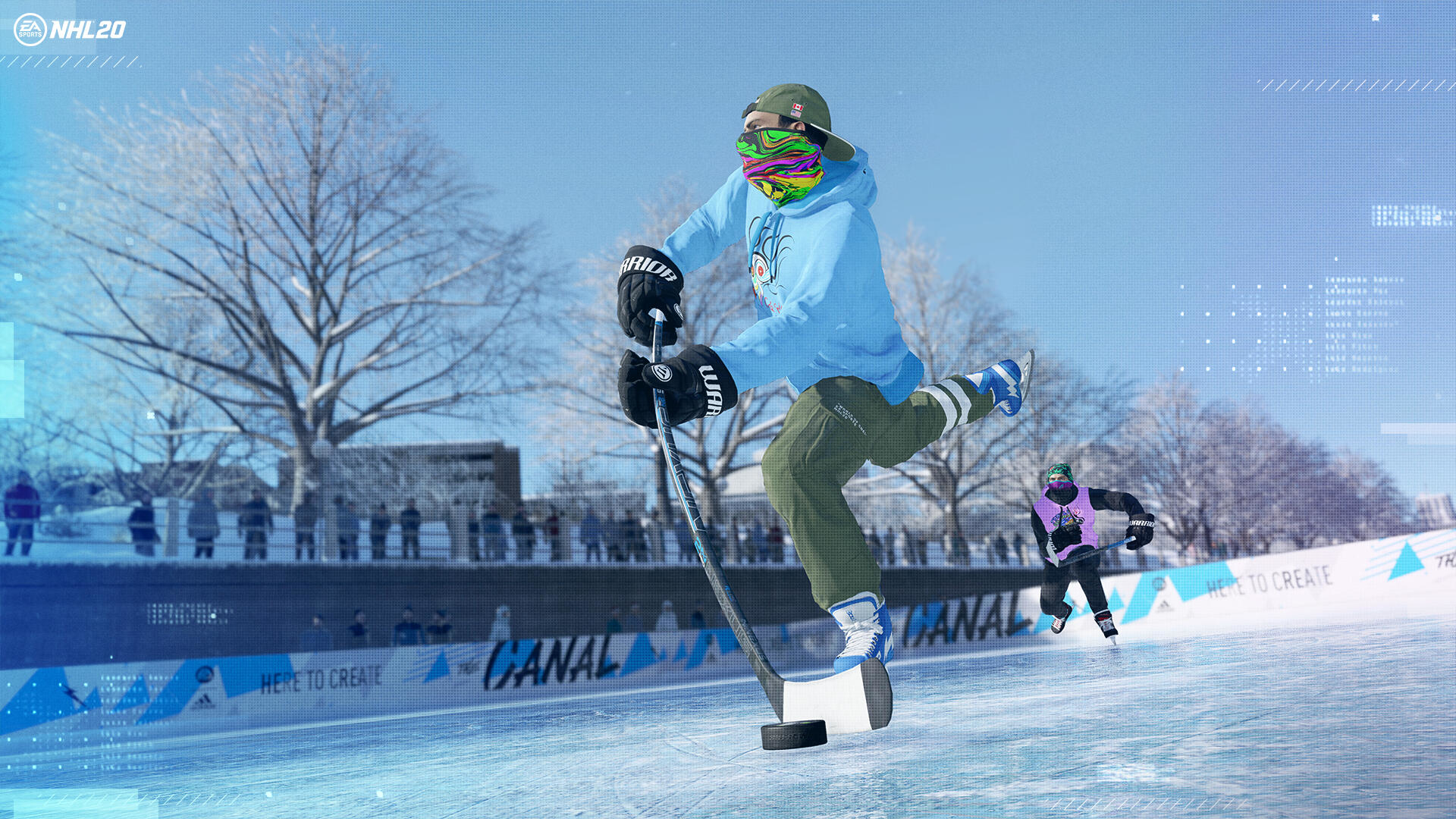 Hokeista w akcji na lodzie. Drugi łyżwiarz w tle. Czyste, błękitne niebo, z ośnieżonymi drzewami.