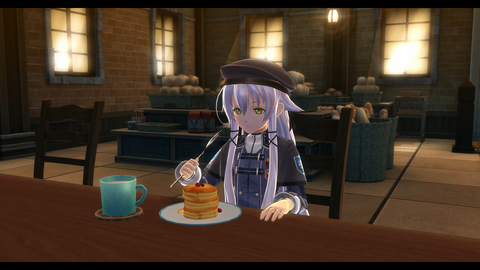Una ragazza anime mangia pancake a tavola. Una tazza e un piatto con pancake sono di fronte a lei.