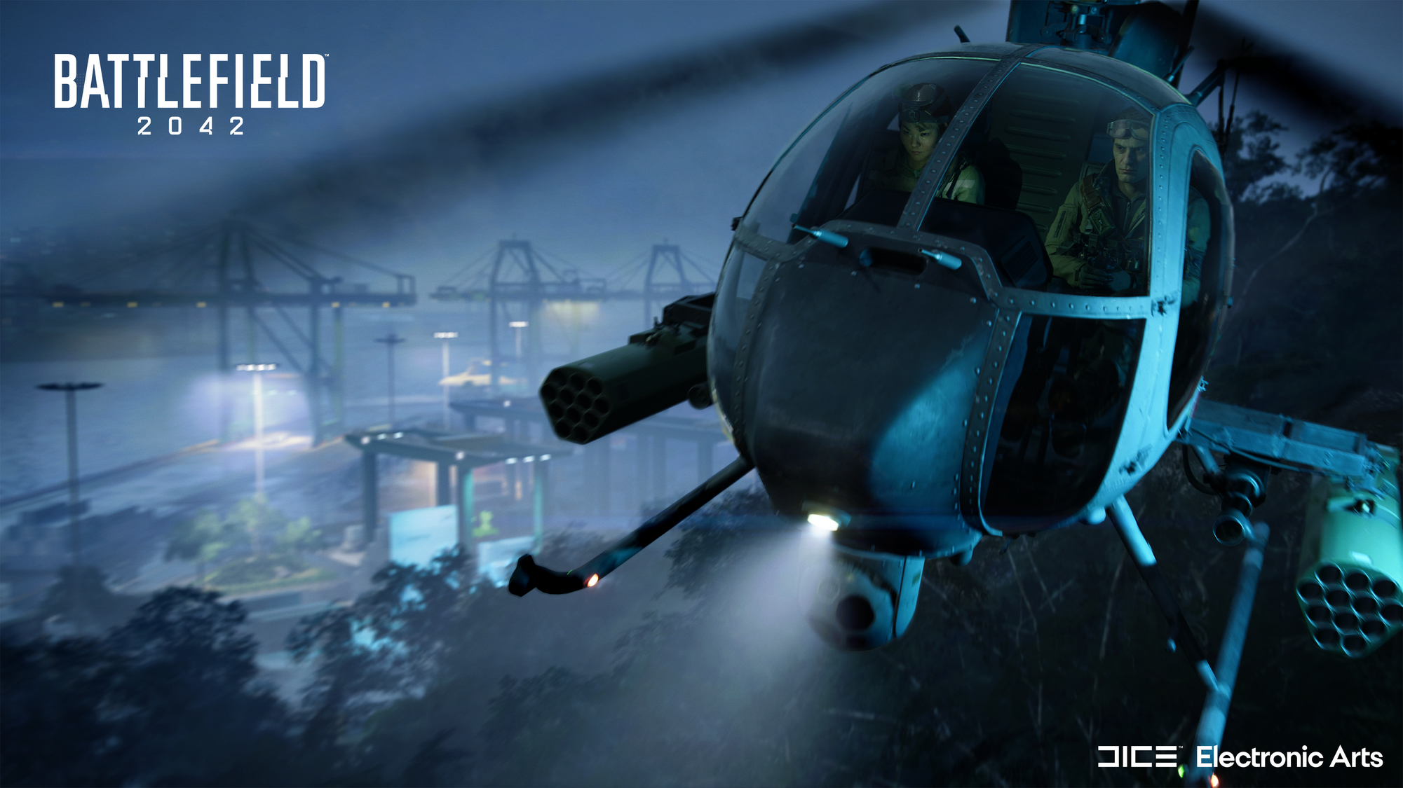 Ein Hubschrauber fliegt über einen Hafen bei Nacht mit einer dunklen, nebligen Atmosphäre.