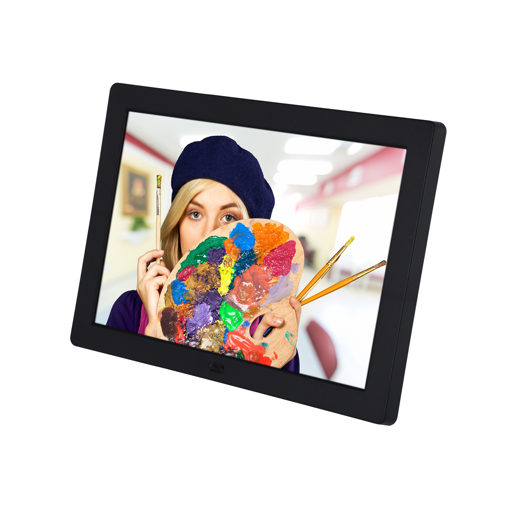 Kobieta z beretem i paletą w ramce. Widoczny obraz i pędzle.