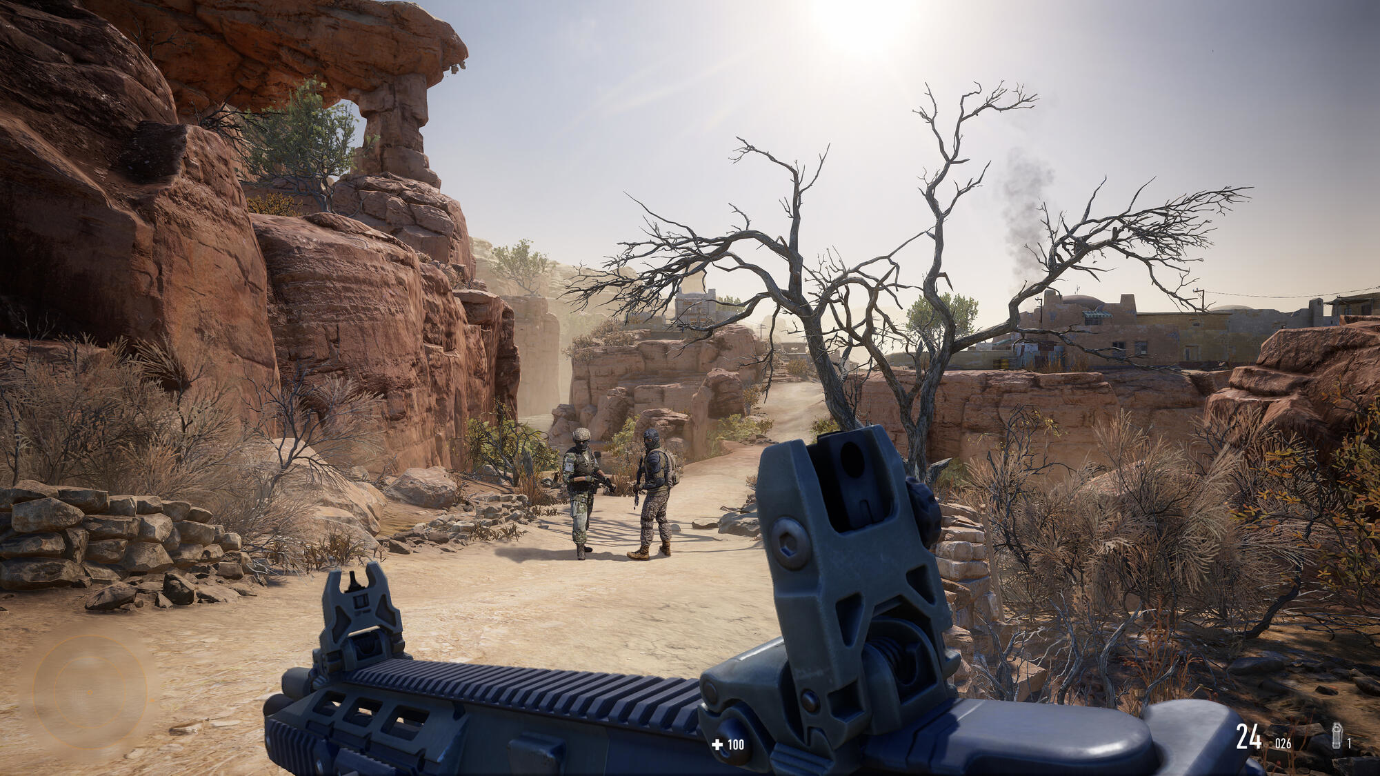 Due soldati che camminano in un paesaggio desertico. La vista è dalla prospettiva di un'arma.