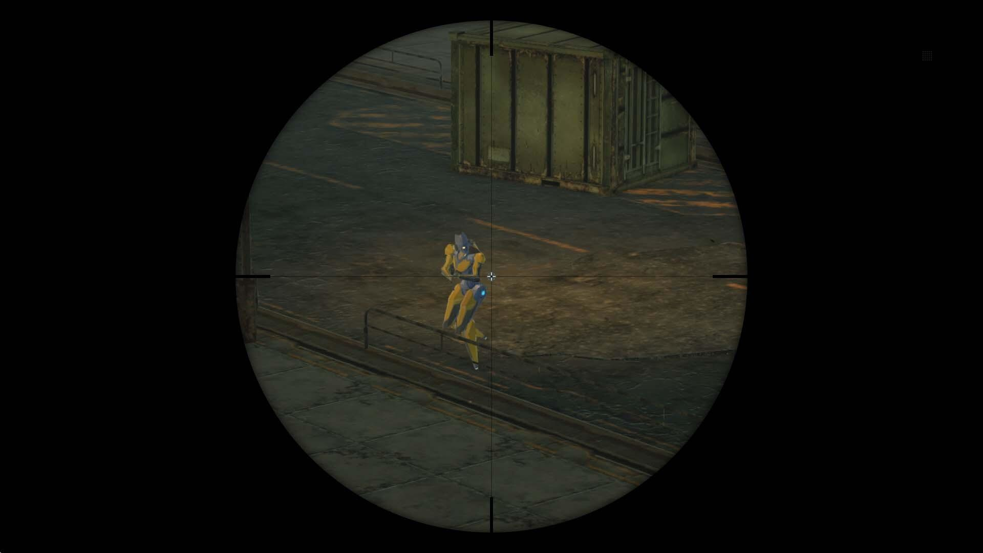 Widok z lunety snajpera, osoba w żółtym kombinezonie, patrząca na kontener, ciemne tło.