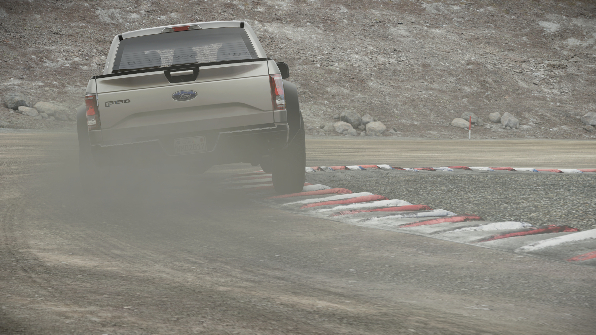 Ein weißer Ford F-150 Truck driftet auf einer Dirt-Strecke und wirbelt Staub auf.