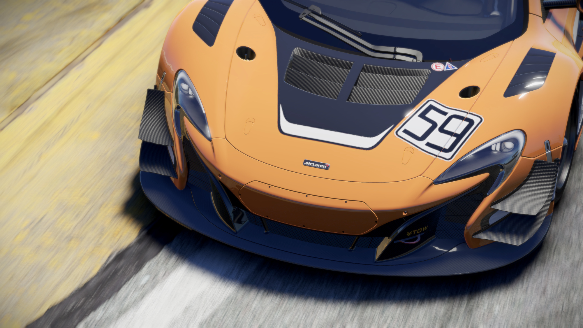 Nahaufnahme eines orange-schwarzen Rennwagens mit der Nummer 59 vorne.