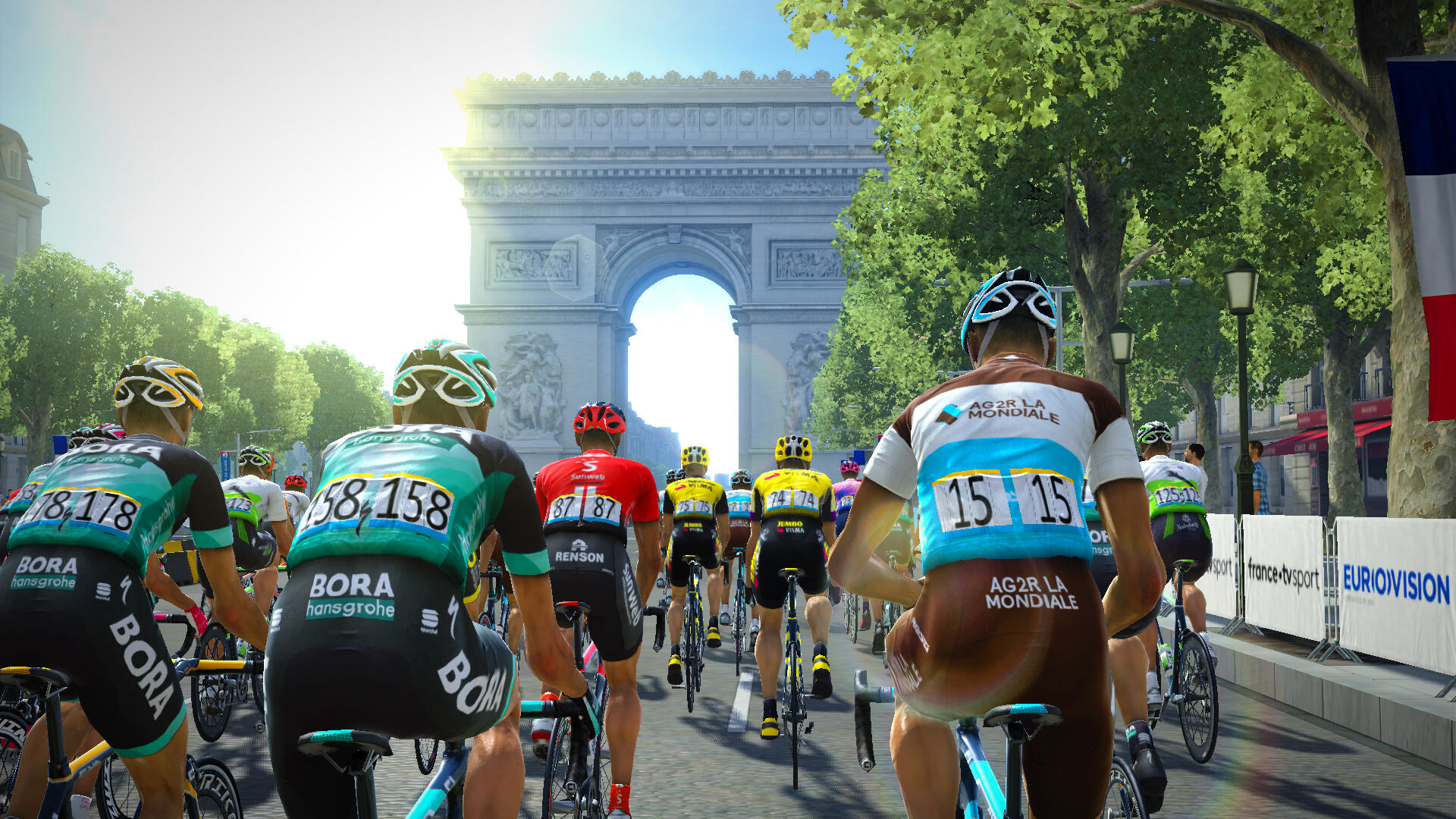Ciclistas compiten por París, pasando por el Arco del Triunfo. El cielo es brillante.