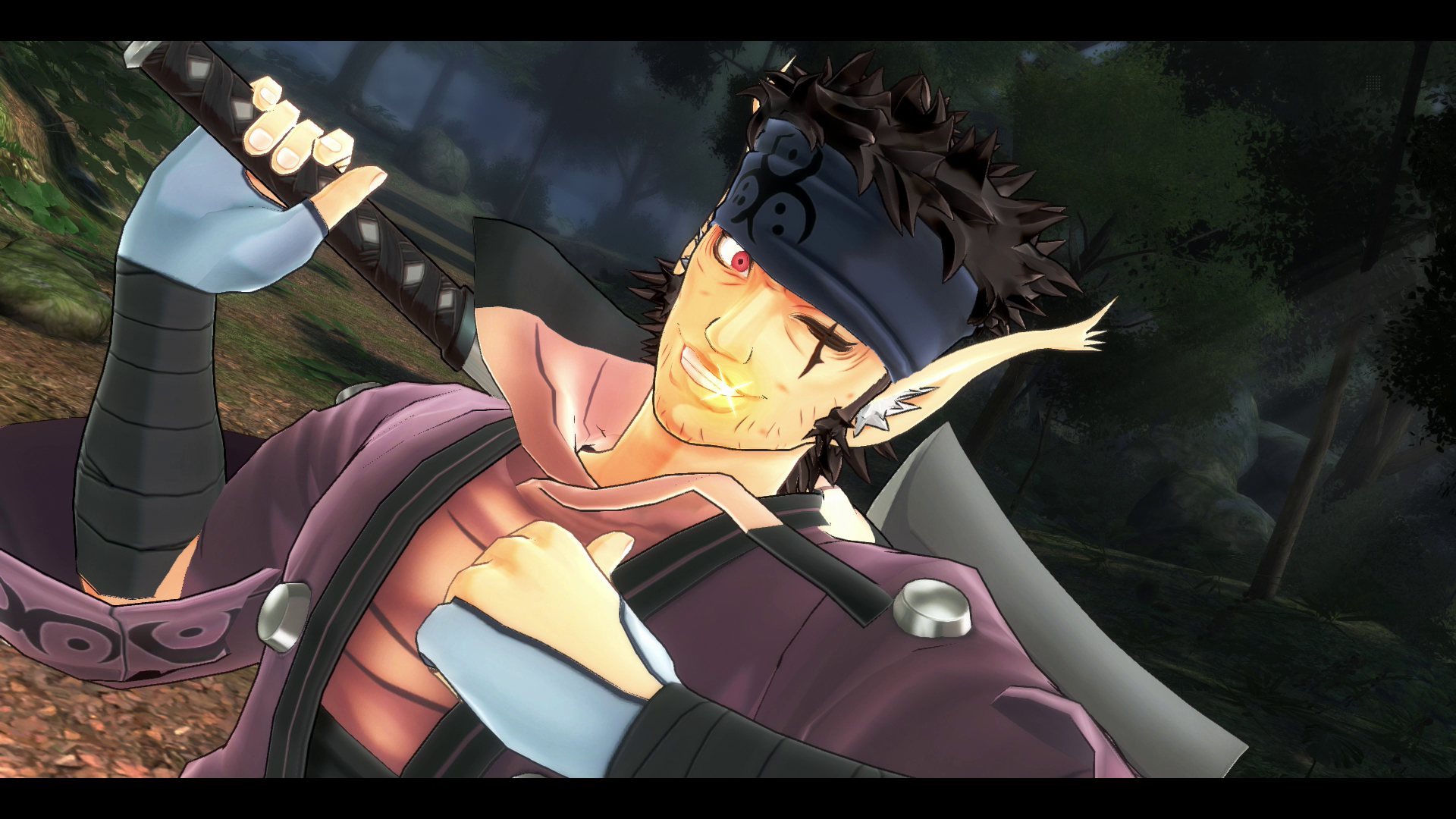 Un personaggio di un gioco di combattimento sorride ampiamente, con una fascia e due spade. Lo sfondo è una foresta.