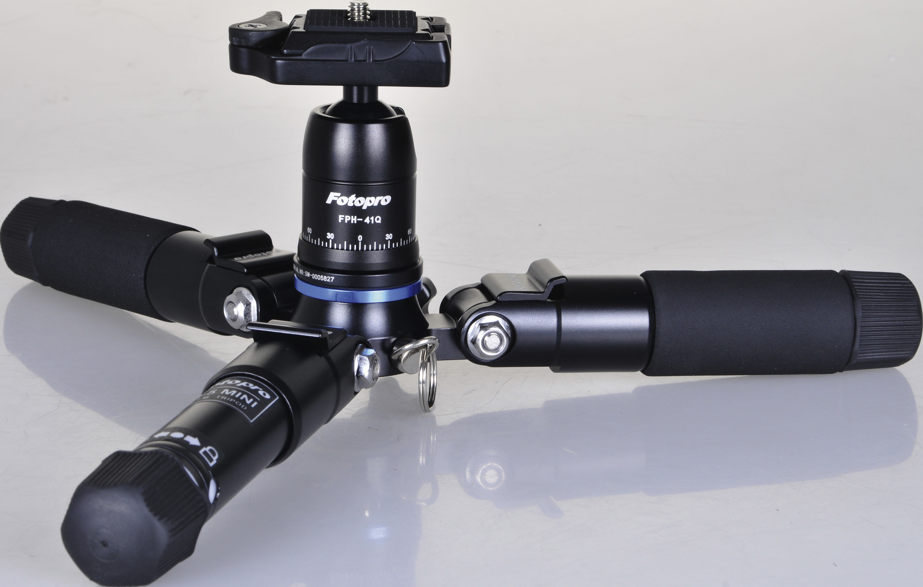 Czarny statyw z trzema nogami i głowicą kulową. Jest na białym tle.