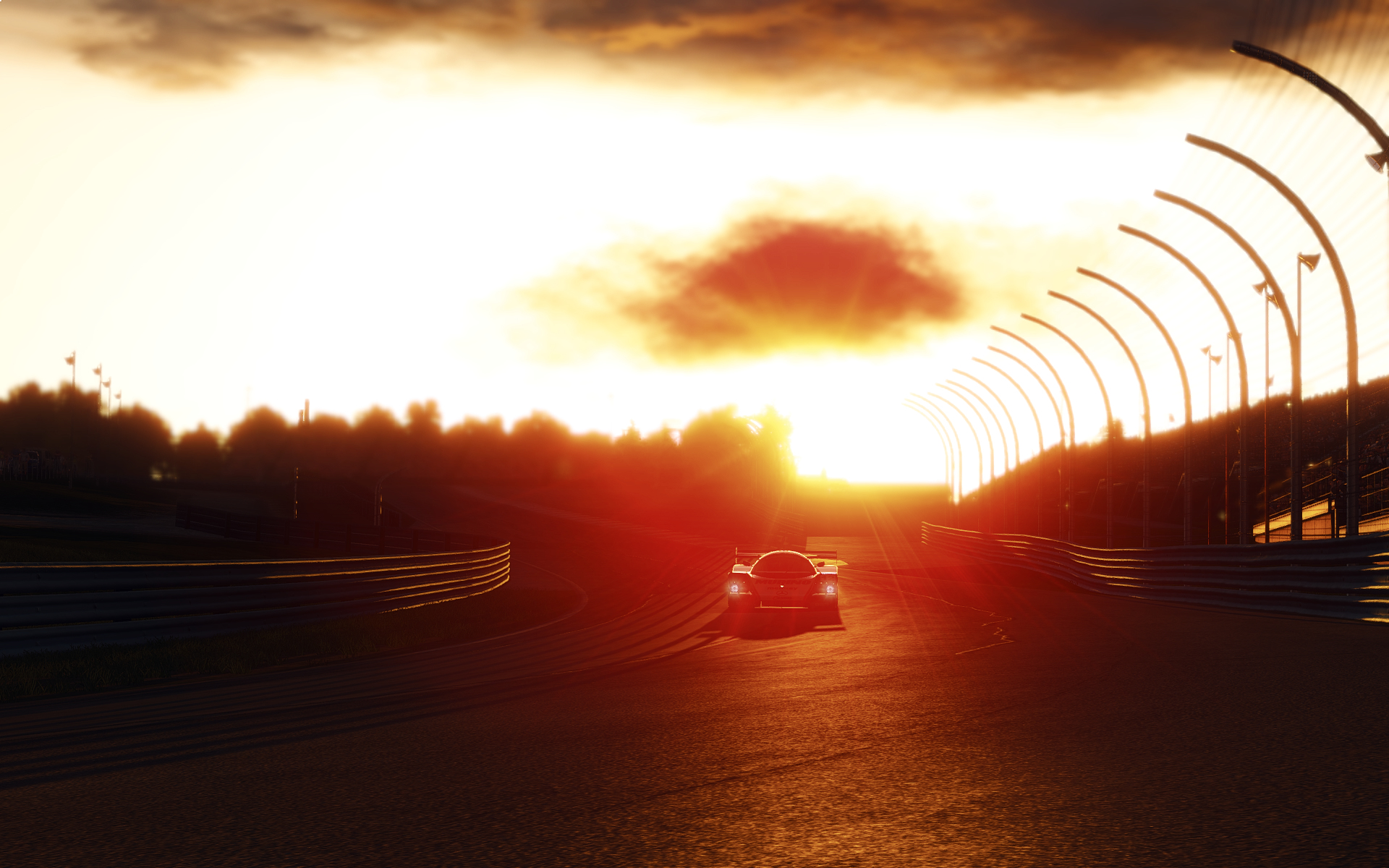 Rennwagen auf der Strecke bei Sonnenuntergang. Das Auto ist als Silhouette zu sehen. Der Himmel ist golden und rot.
