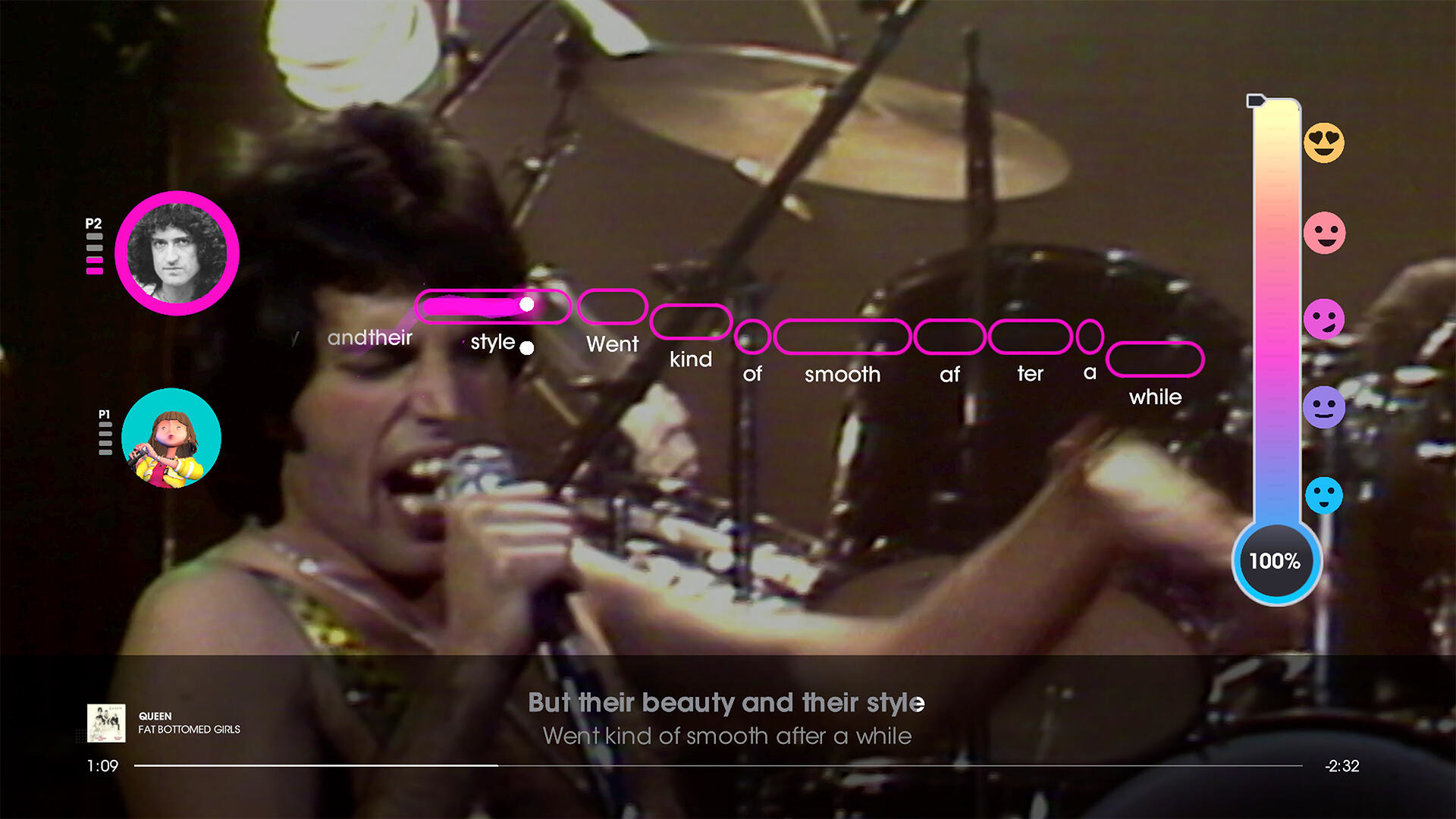 Freddie Mercury śpiewa z zespołem. Tekst na ekranie. Interfejs gry karaoke. Zestaw perkusyjny w tle.